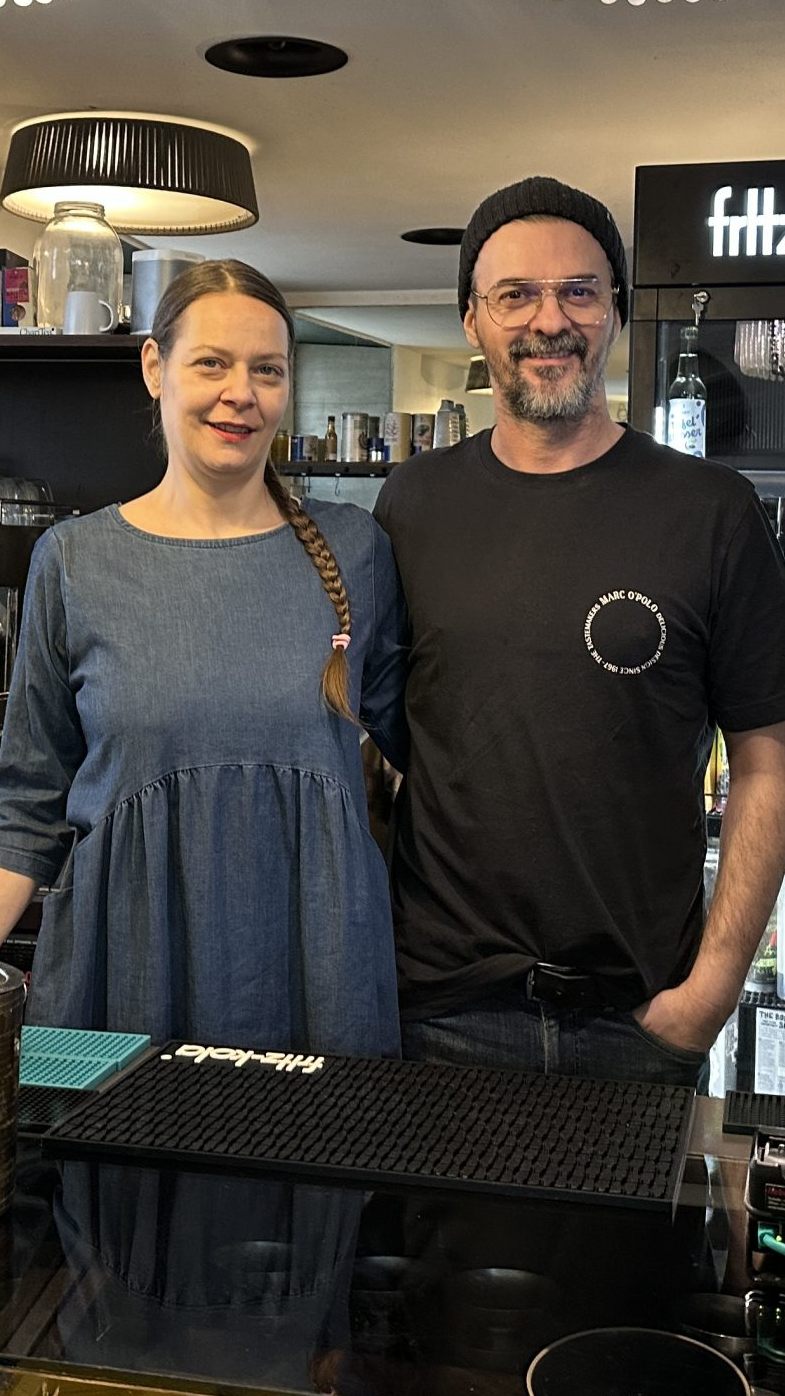 Edina und Adnan lassen ihre Lieblingscafé schweren Herzens hinter sich.