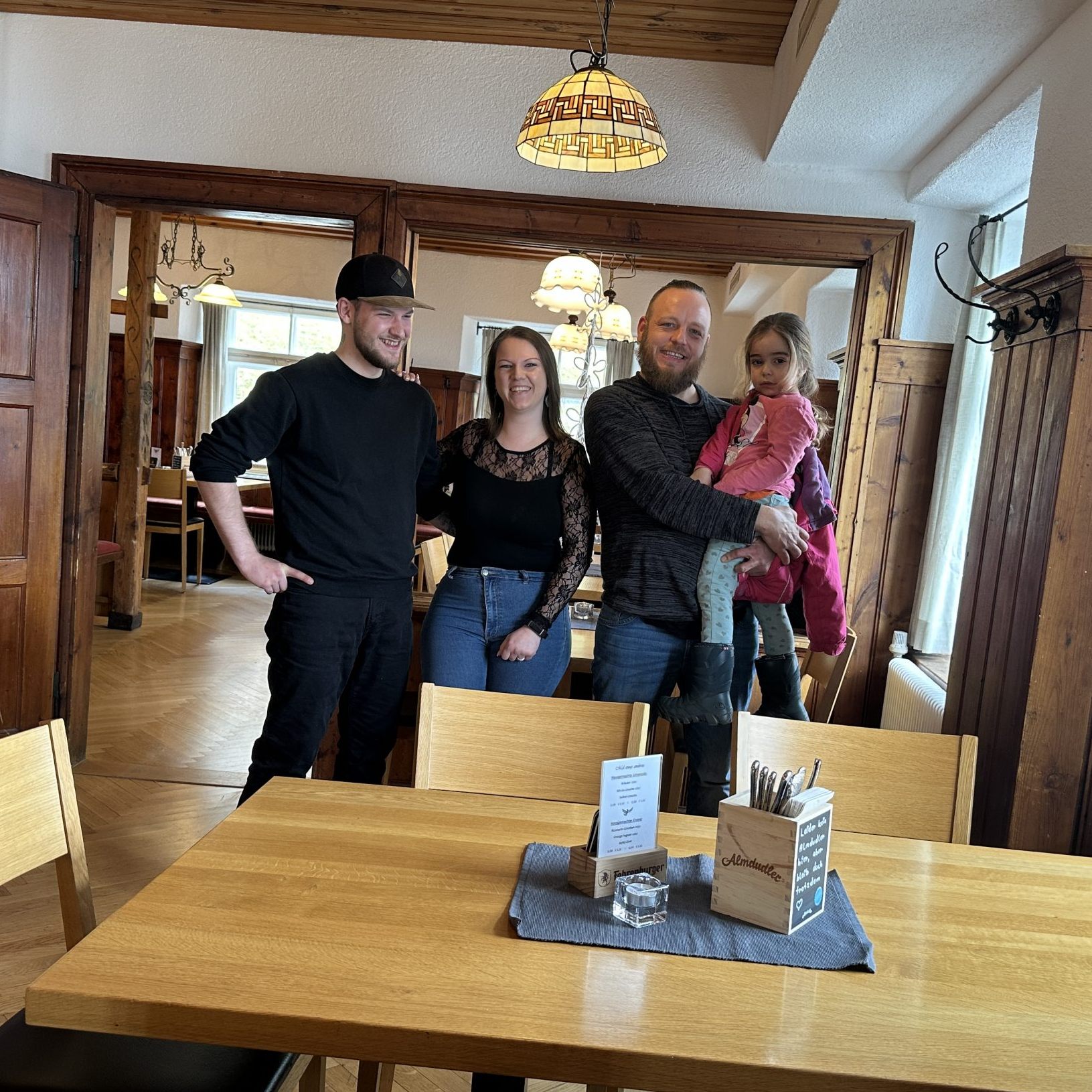 Der Fluher Adler hat ein neues Wirte-Team. VOL.AT hat vorbeigeschaut.