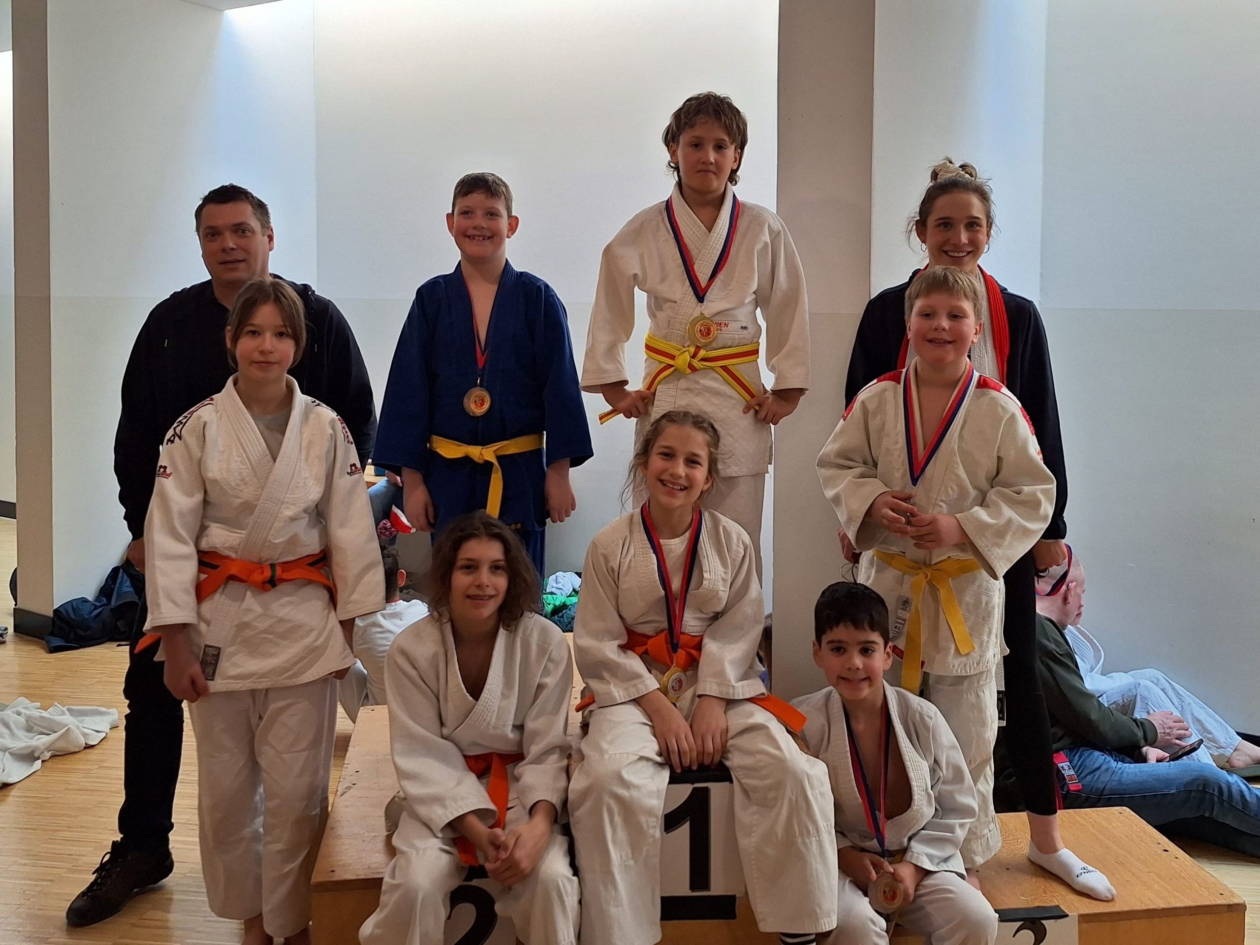 Die erfolgreichen Judoka mit Trainer Peter Delazer und Trainerin Ida-Maria Kesselbacher
