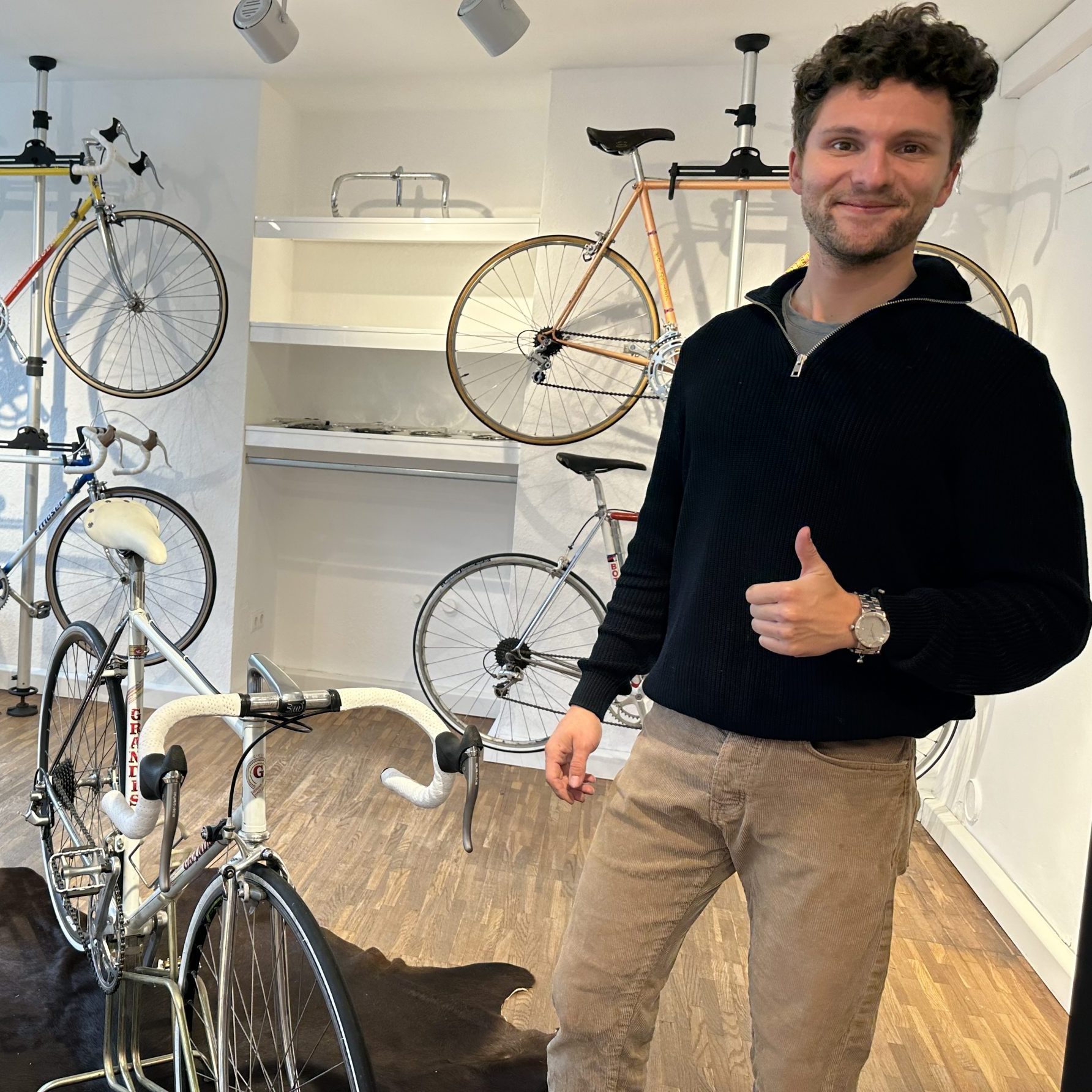 Jungunternehmer Jonas Karlinger eröffnet ein neues Pop-Up in Dornbirn.