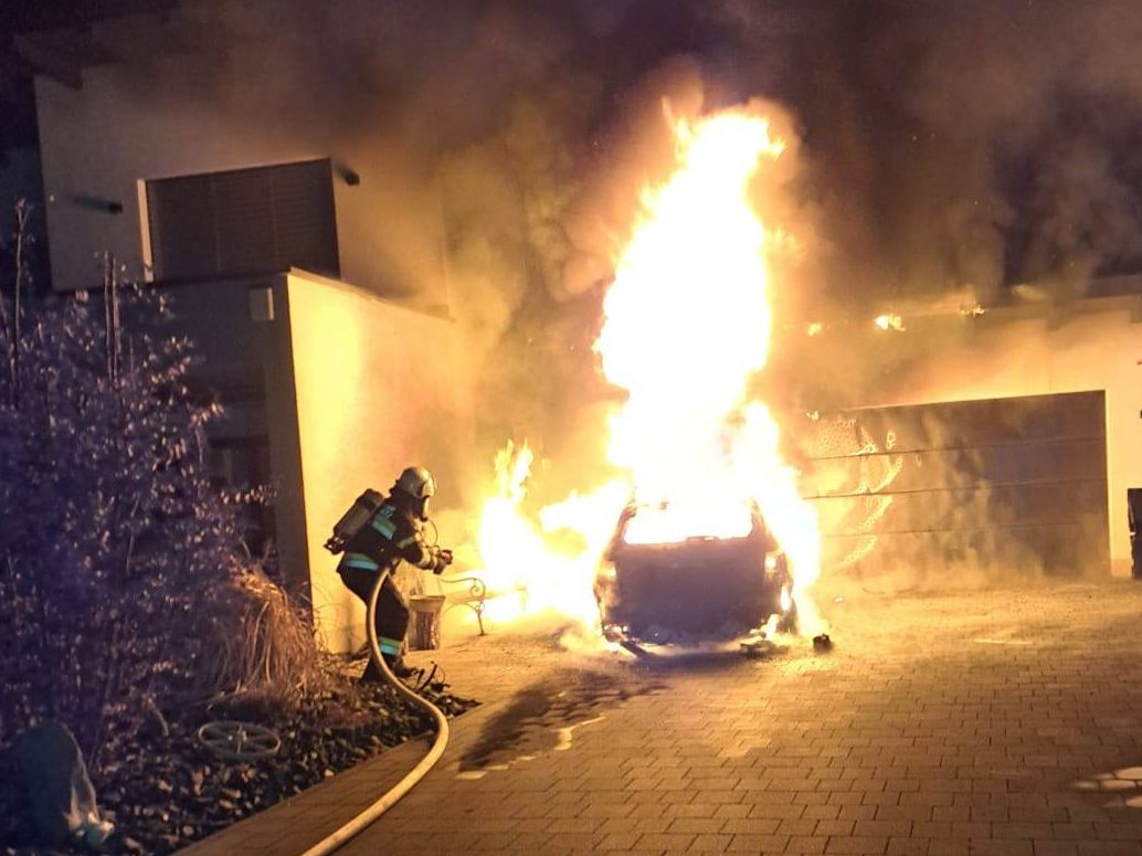 Das Auto brannte komplett aus. Das Auto brannte komplett aus.