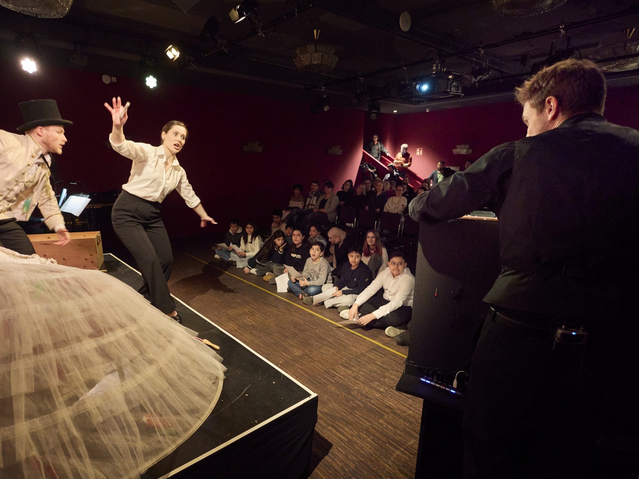 Nachwuchsopernfans werden durch das Musiktheater geführt. Nachwuchsopernfans werden durch das Musiktheater geführt.
