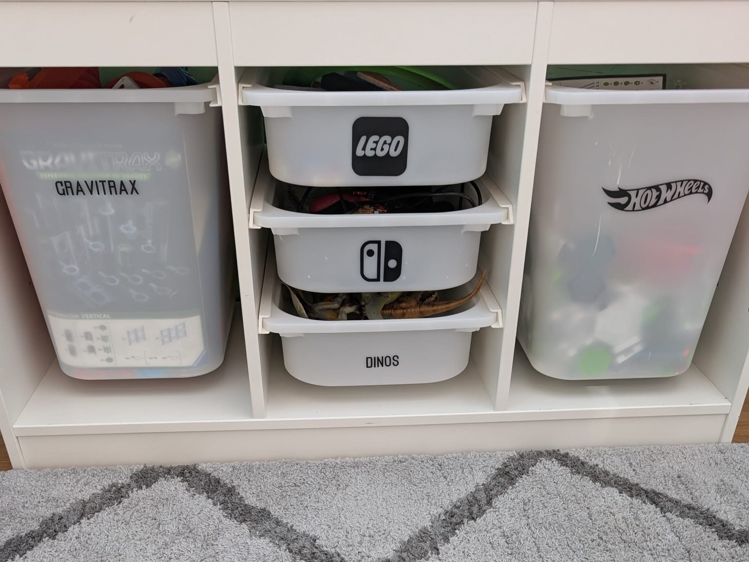 Auch Nachbaur selbst hat die Spielzeugkisten ihrer Kinder mit Icons versehen.