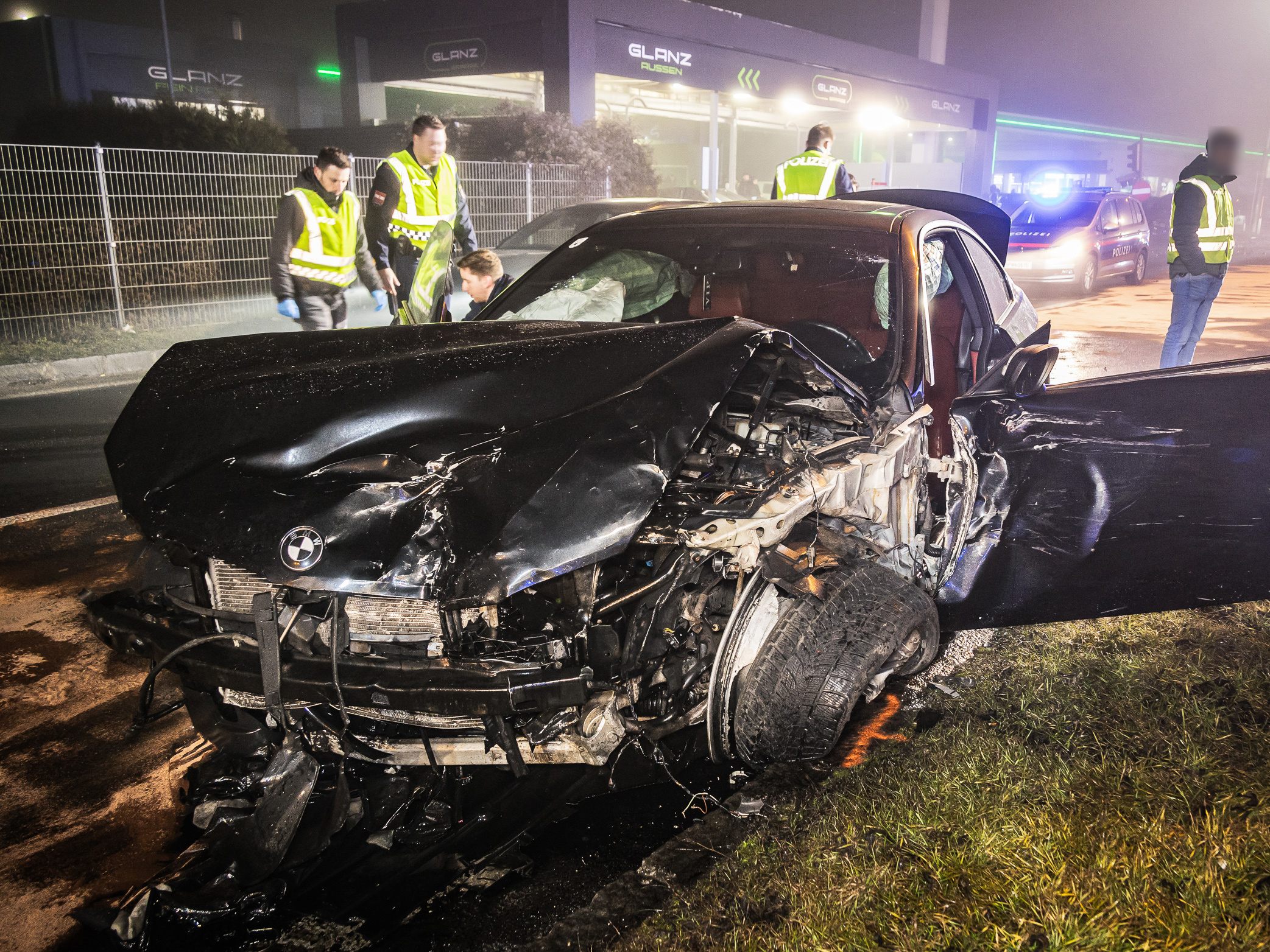 Die Verfolgungsjagd endete mit einem schweren Crash. Die Verfolgungsjagd endete mit einem schweren Crash.