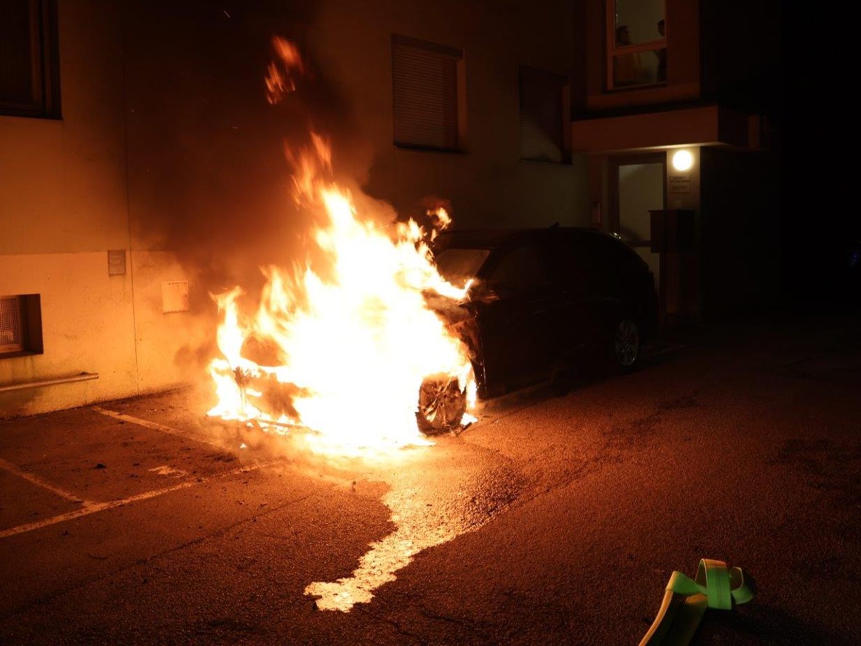 Ein Übergreifen der Flammen auf das Gebäude oder andere Fahrzeuge wurde verhindert.