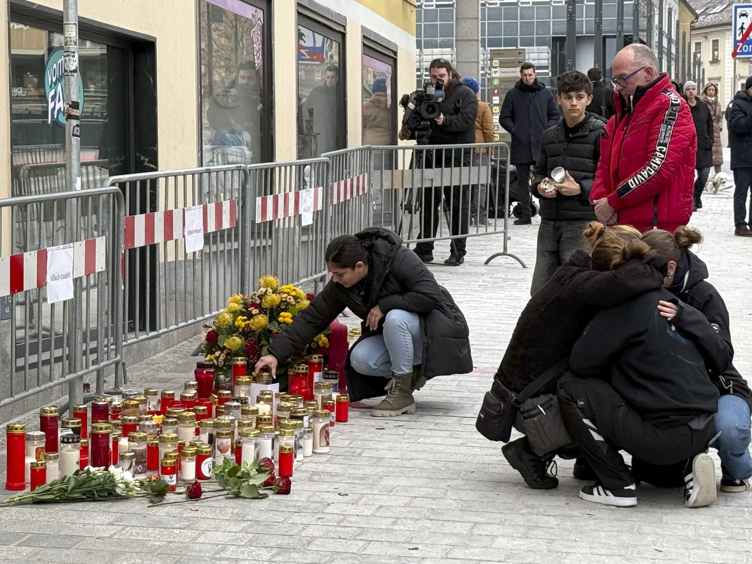 Im Bild: Trauernde Personen am Tatort des Messerattentats. Im Bild: Trauernde Personen am Tatort des Messerattentats.