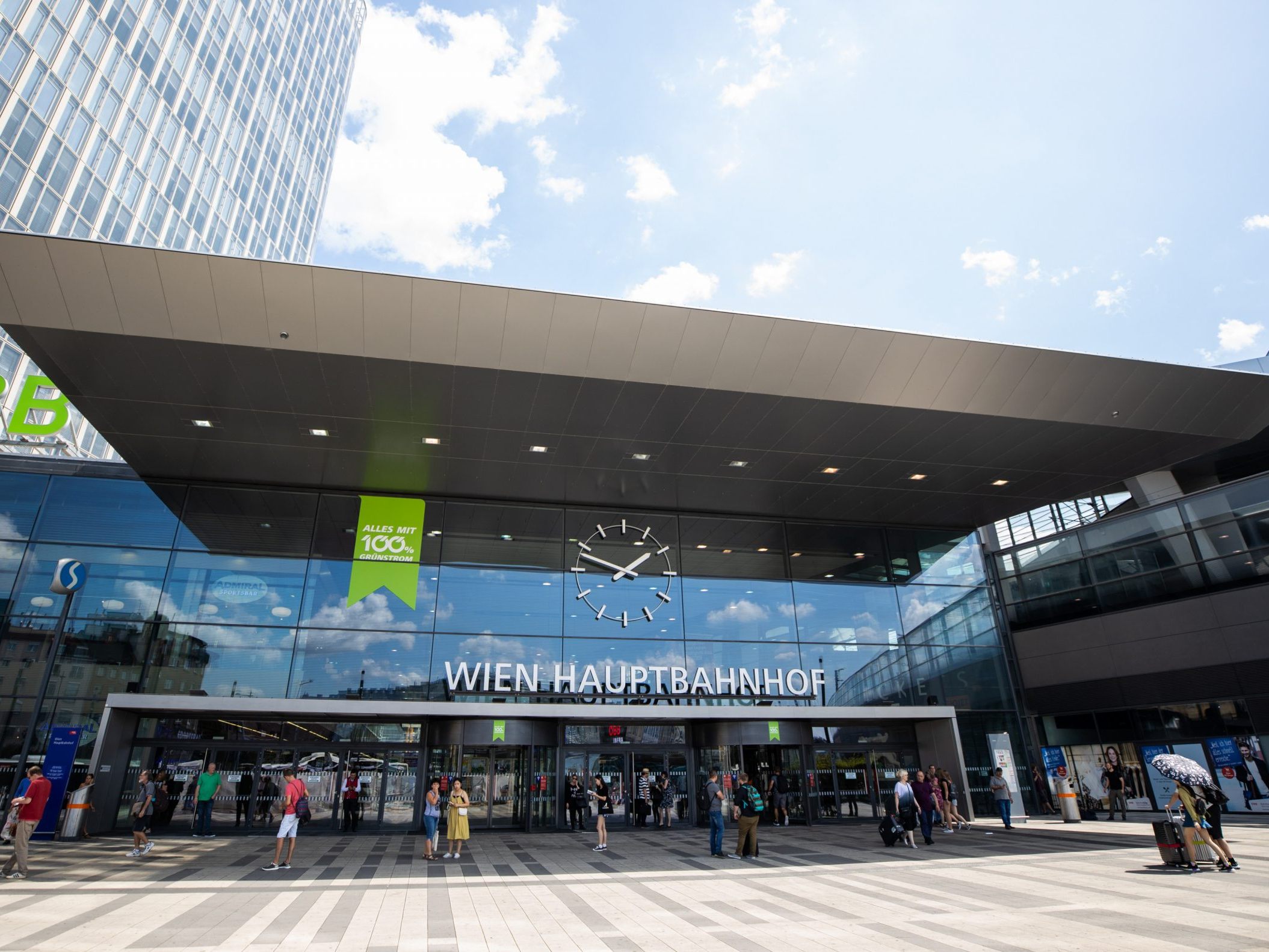 Polizeieinsatz am Wiener Hauptbahnhof. Polizeieinsatz am Wiener Hauptbahnhof.