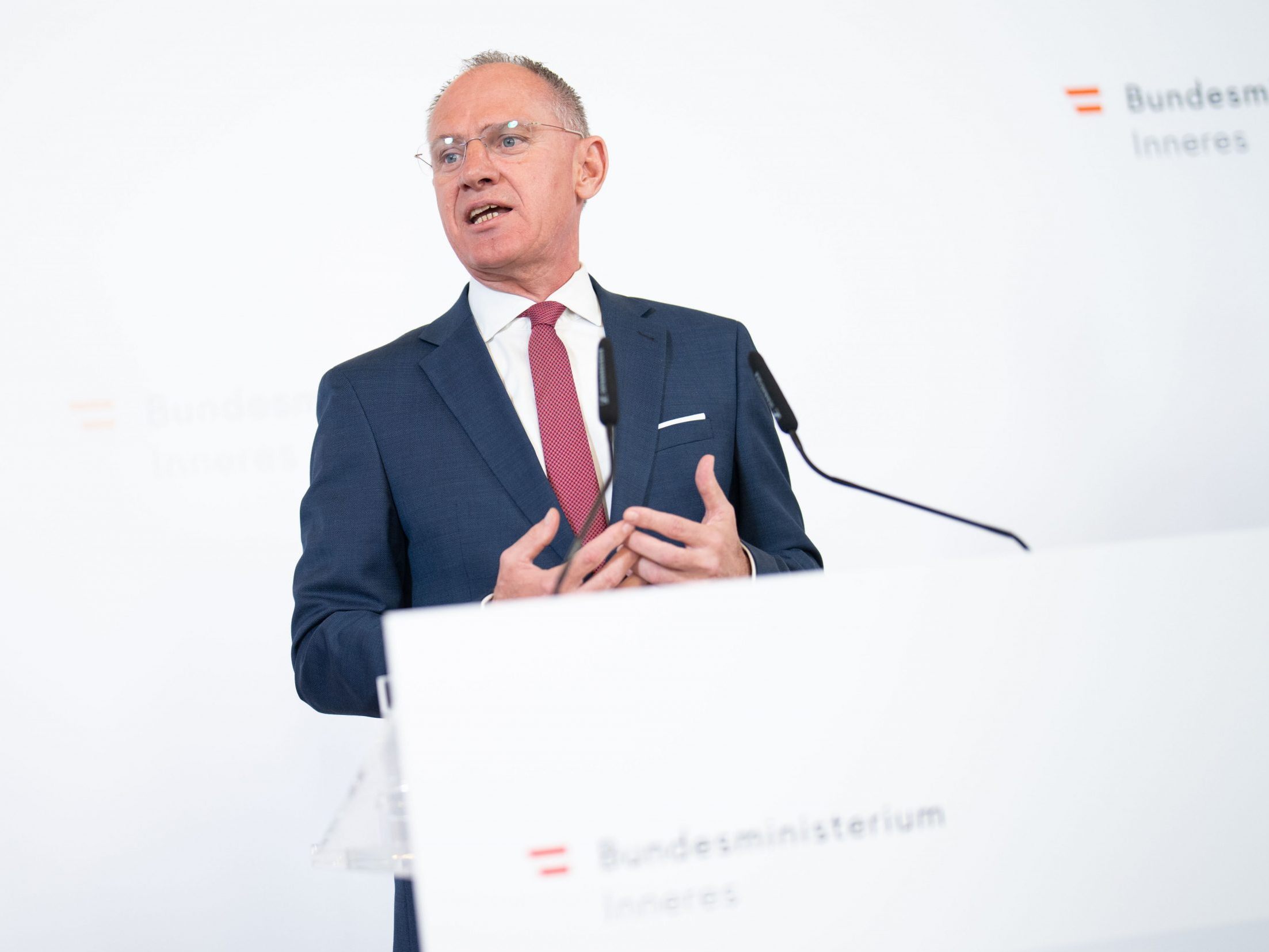 Ressort von Karner (im Bild) zufolge rund 2.400 Aberkennungsverfahren eingeleitet.