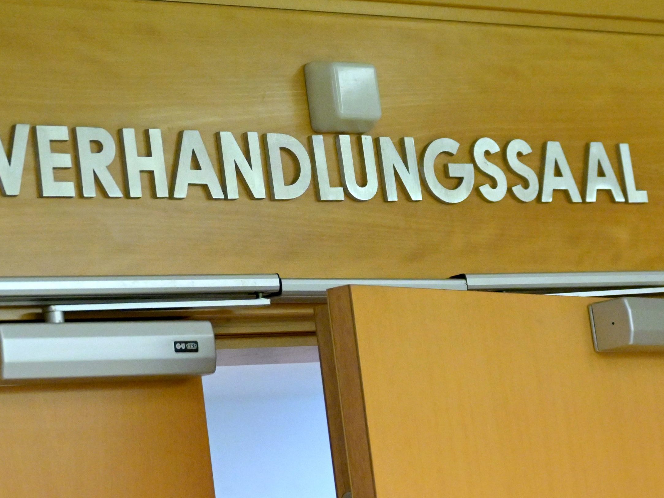 Der 40-Jährige erwürgte laut Anklage seine Partnerin aus Eifersucht. Der 40-Jährige erwürgte laut Anklage seine Partnerin aus Eifersucht.