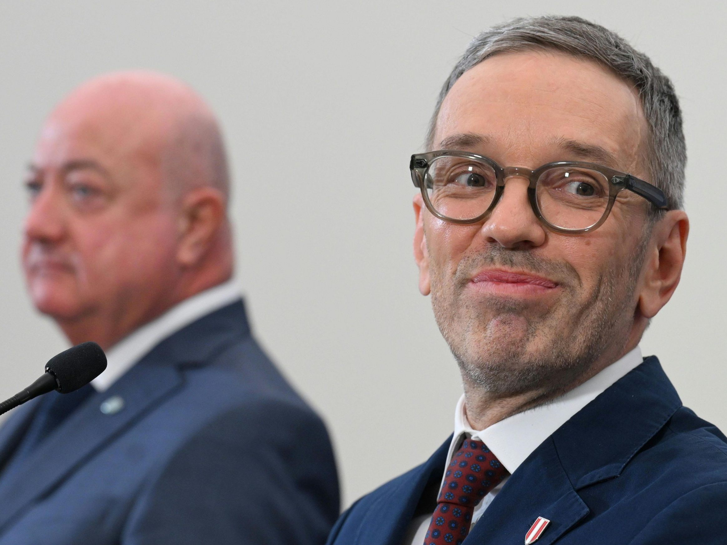 Einige Ministerien wurden in den Koalitionsverhandlungen bereits aufgeteilt. Einige Ministerien wurden in den Koalitionsverhandlungen bereits aufgeteilt.