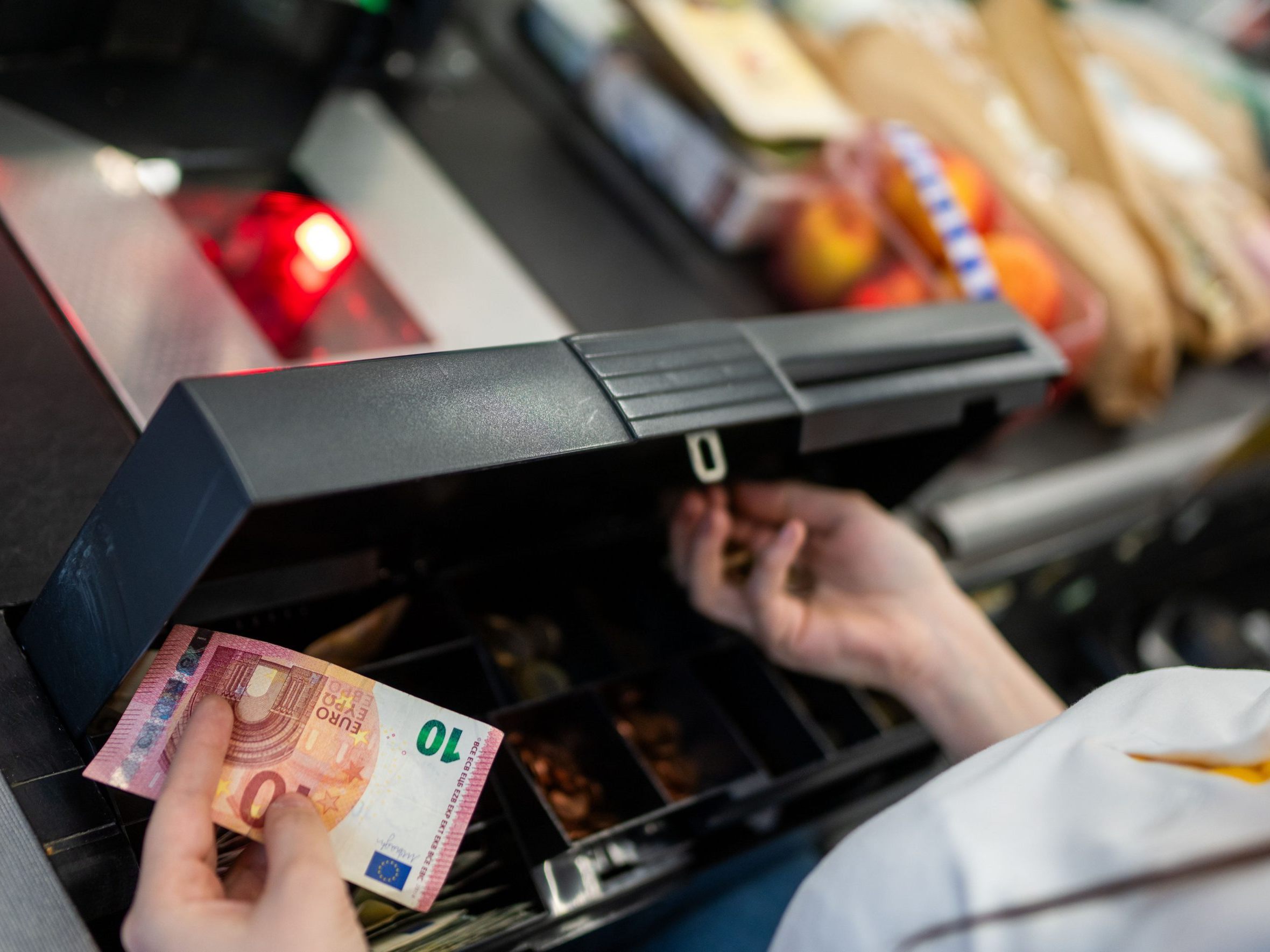 "Angesichts der schwierigen allgemeinen Wirtschaftslage ist die zuletzt positive Umsatzentwicklung im Einzelhandel bemerkenswert", so der Handelsverband-Chef.
