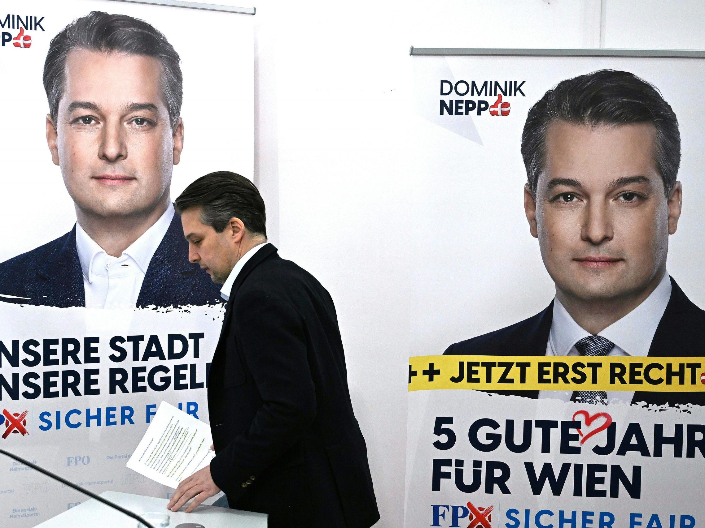 Der Slogan "Jetzt erst recht" verweist laut Nepp auf die gescheiterten Regierungsgespräche. Der Slogan "Jetzt erst recht" verweist laut Nepp auf die gescheiterten Regierungsgespräche.