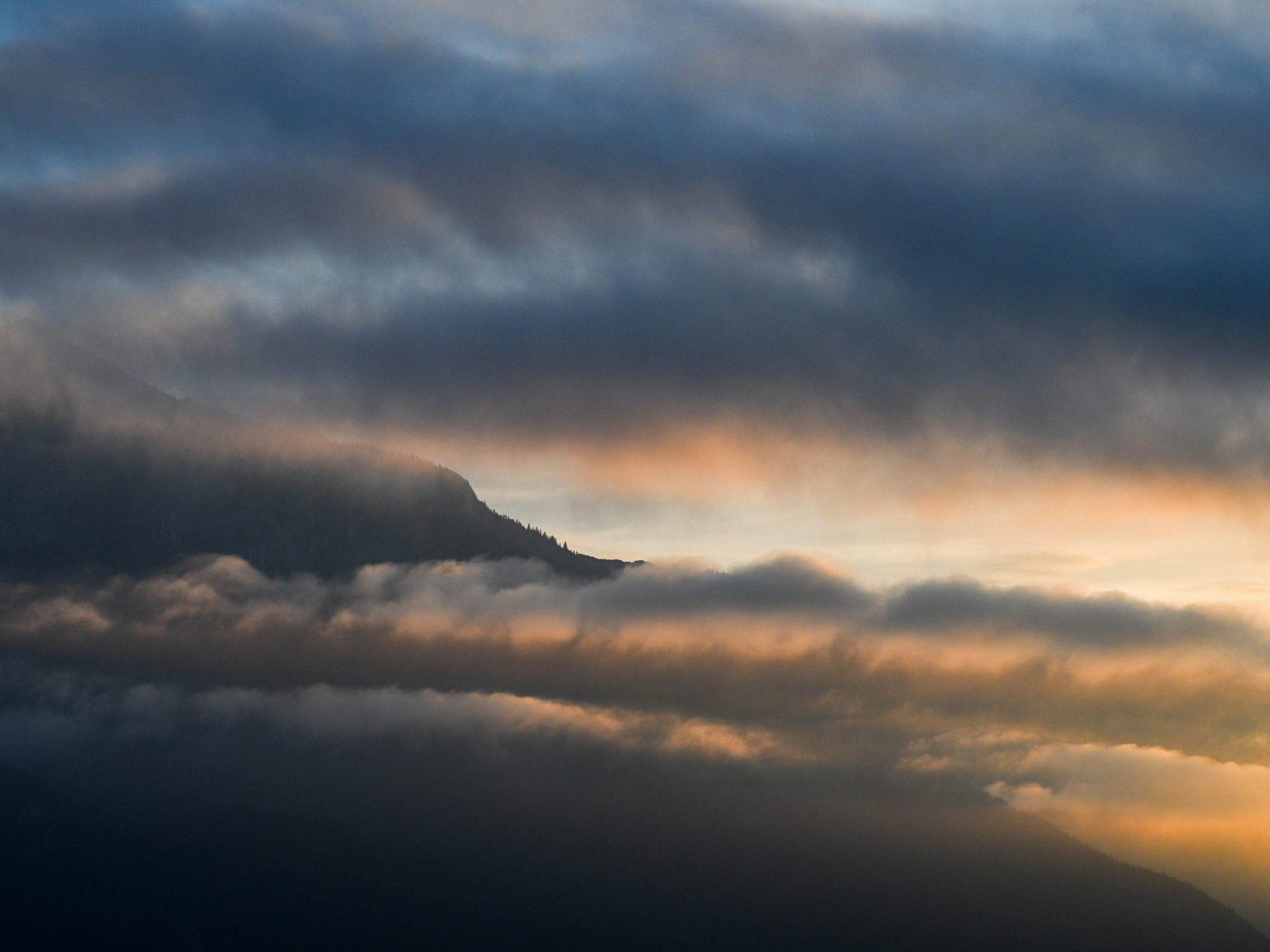 Wolken erwarten das Land.