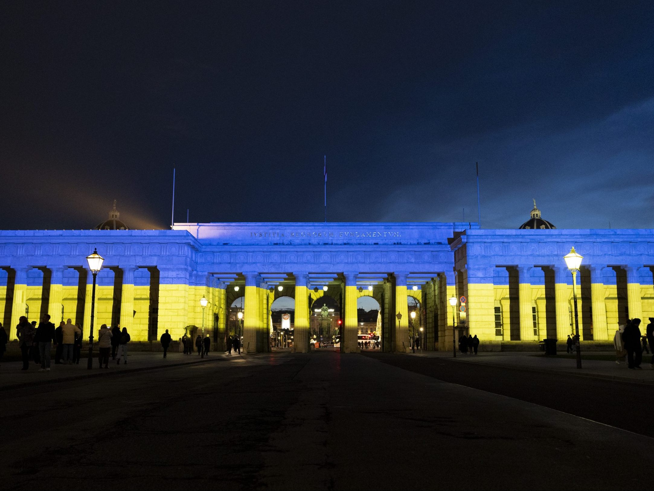 Das Wiener Burgtor wurde zum Jahrestag des russischen Angriffs auf die Ukraine beleuchtet.
