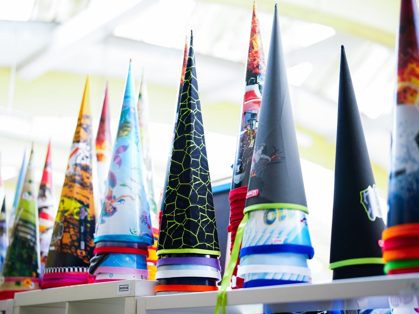 Schultüten stehen nebeneinander. Die Beurteilung der Schulreife erfolgt letztlich nicht von Kindergartenpädagogen, sondern von Lehrkräften der Volksschule.