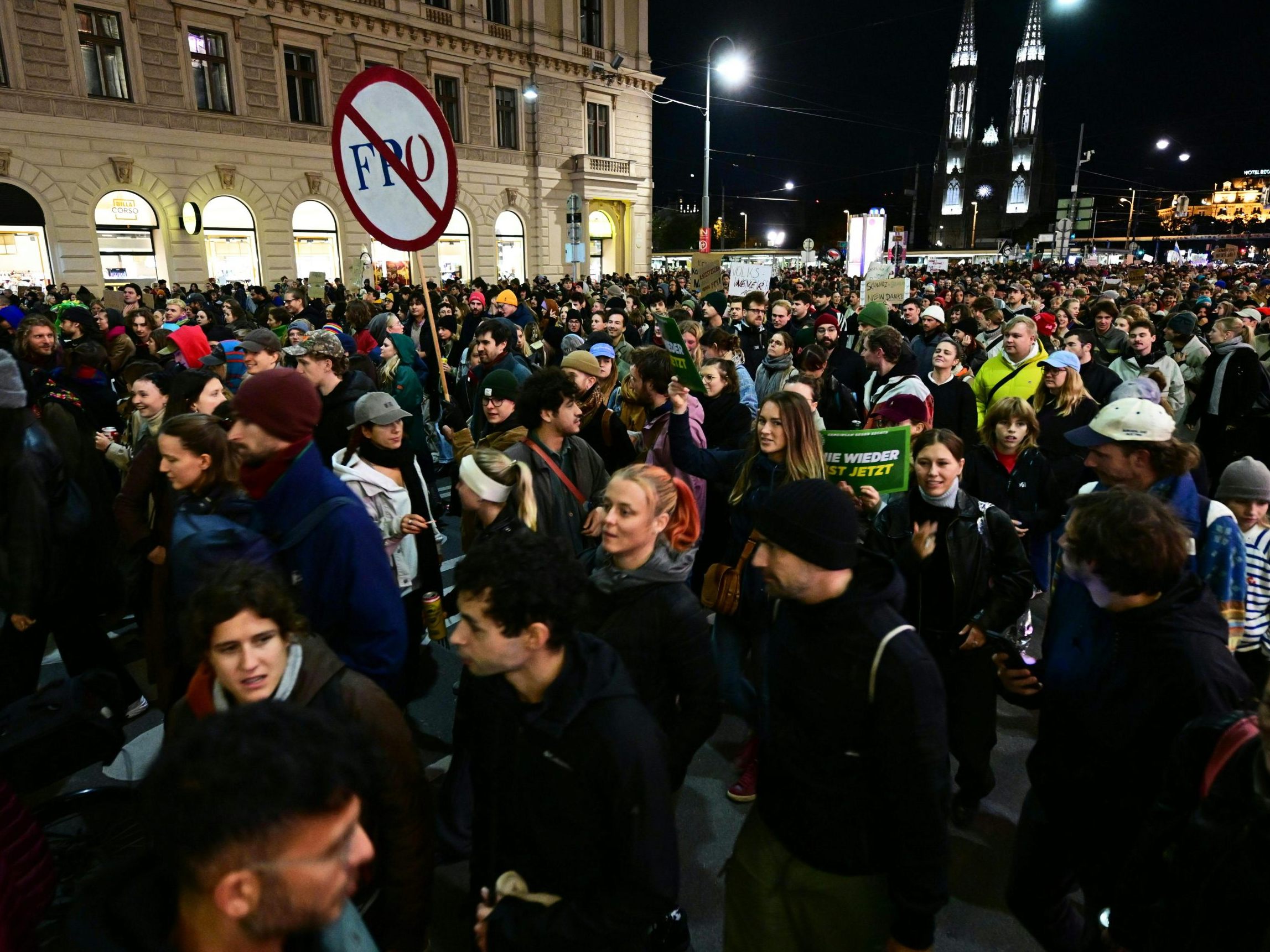 Geplant ist ein Demozug vom Wiener Ballhausplatz zur ÖVP-Zentrale in der Lichtenfelsgasse.