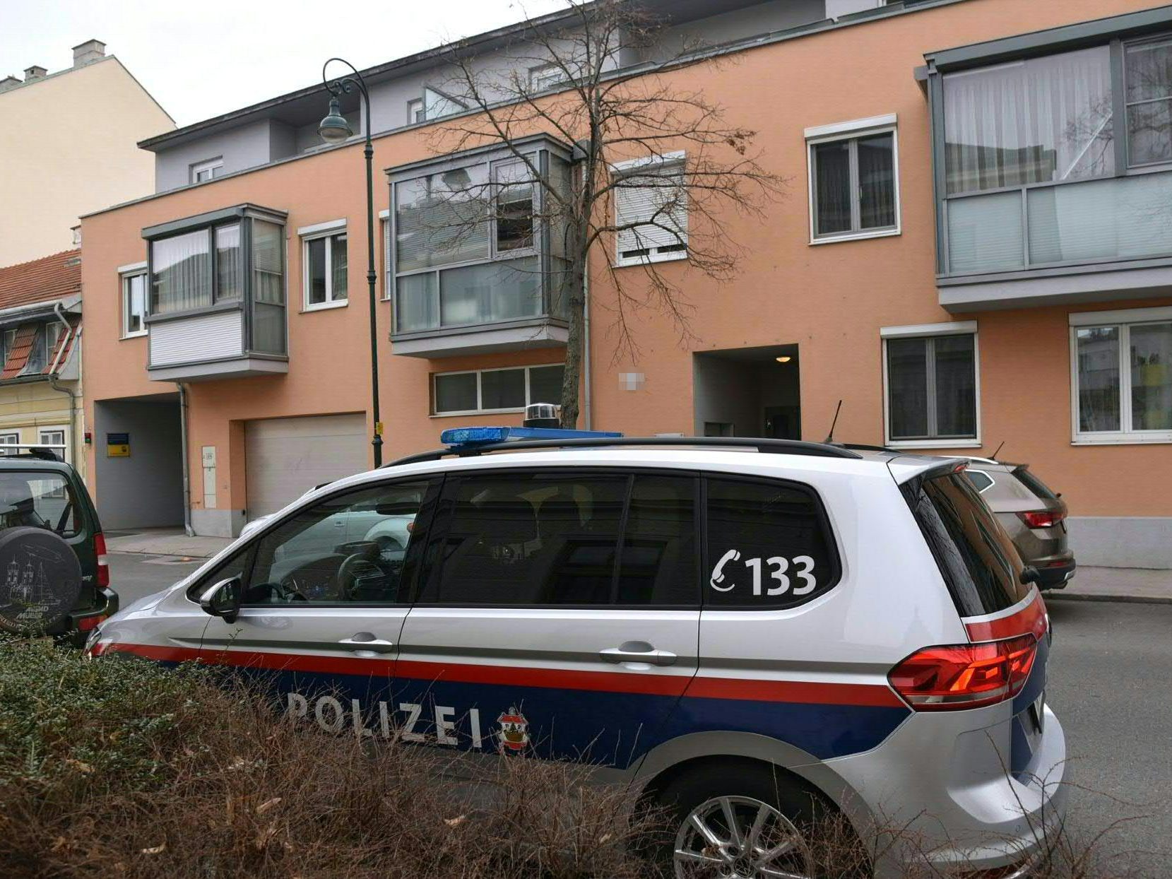 Eine Pensionistin wurde tot in ihrer Wohnung in Baden aufgefunden.