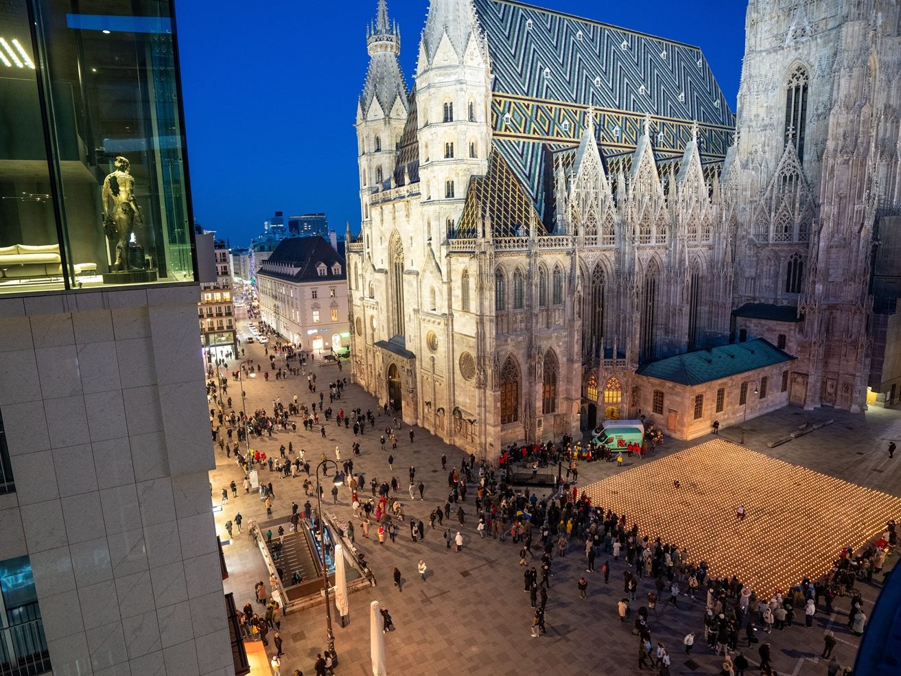 Lichtermeer am Wiener Stephansplatz. Ukraine-Krieg weiter nicht zu Ende.