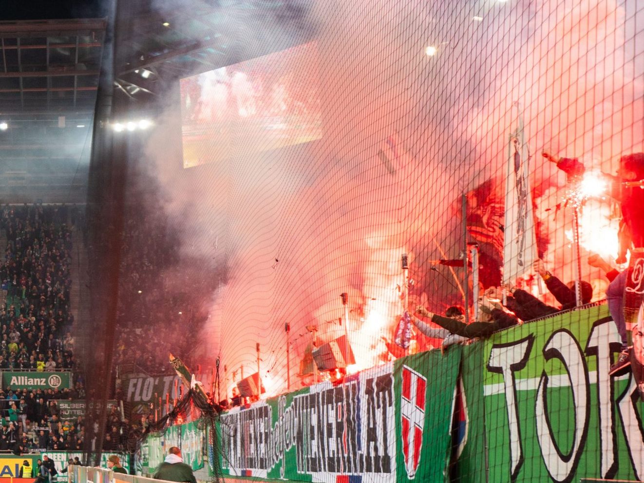 Nach dem letzten Wiener Fußball-Derby kam es zu Krawallen. Nach dem letzten Wiener Fußball-Derby kam es zu Krawallen.