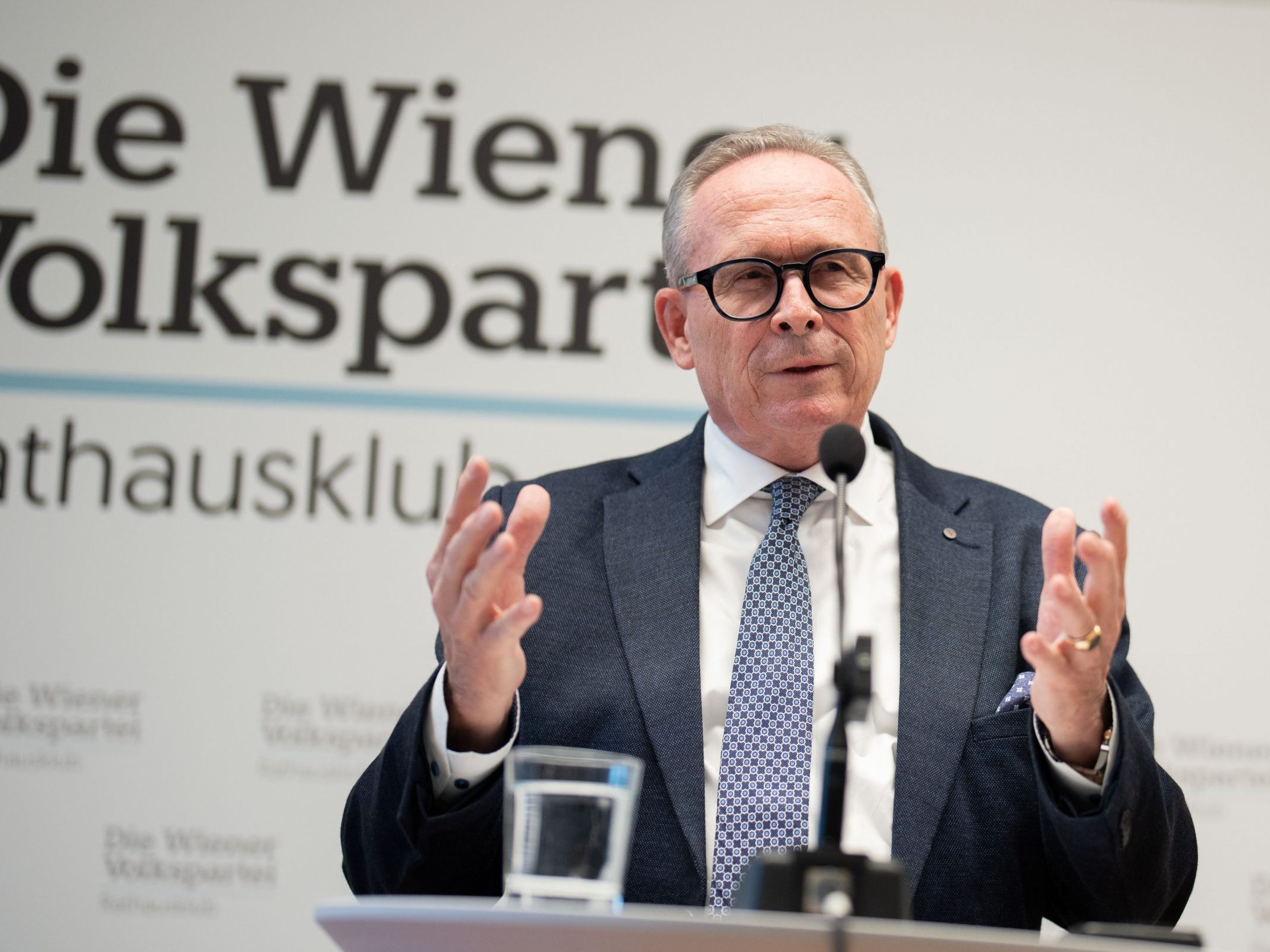"Die Bilanz von SPÖ und NEOS hat Wien zum Bildungs- und Integrationsbrennpunkt gemacht", so Mahrer vor der Wien-Wahl. "Die Bilanz von SPÖ und NEOS hat Wien zum Bildungs- und Integrationsbrennpunkt gemacht", so Mahrer vor der Wien-Wahl.