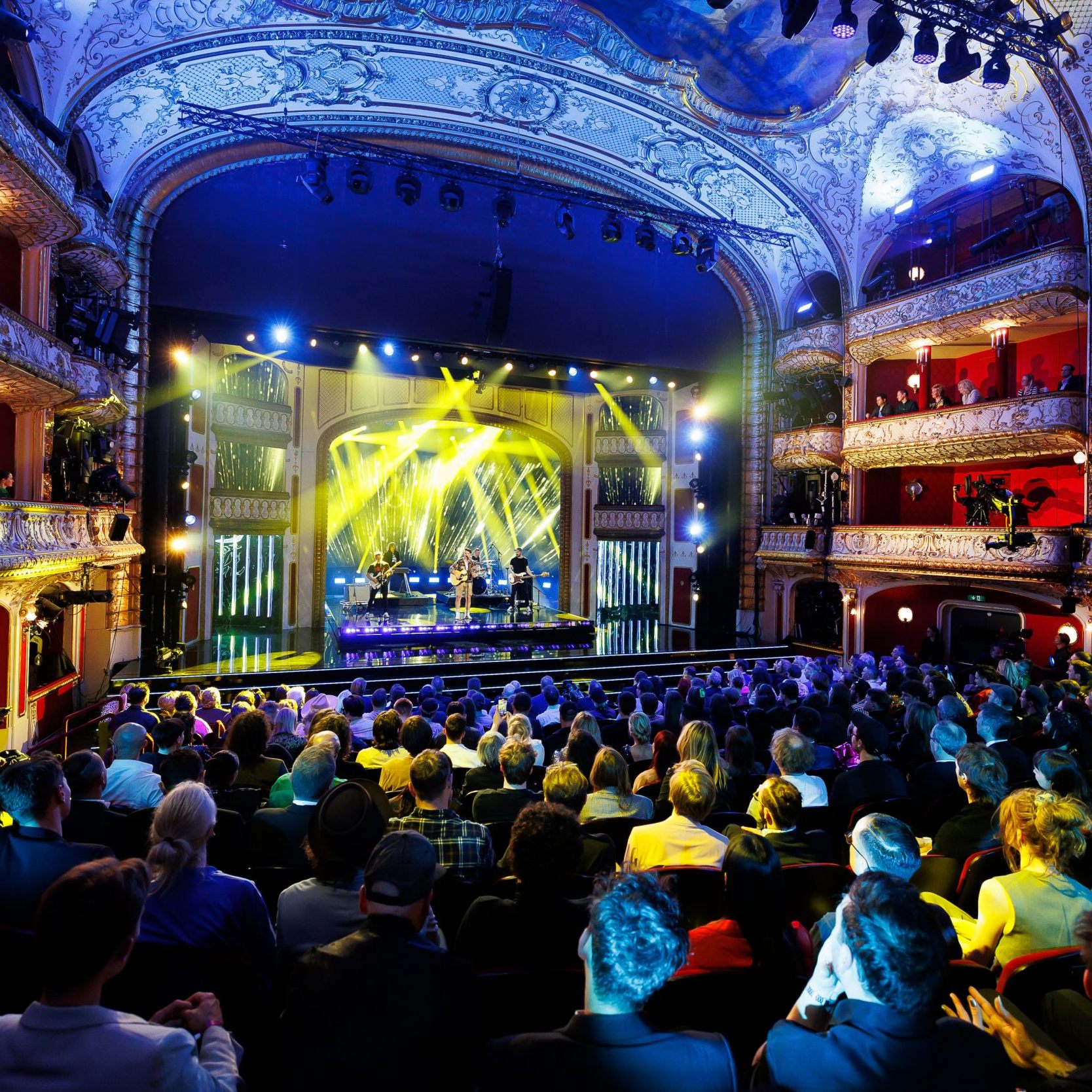 Conchita Wurst und Andi Knoll moderieren die Amadeus Awards.