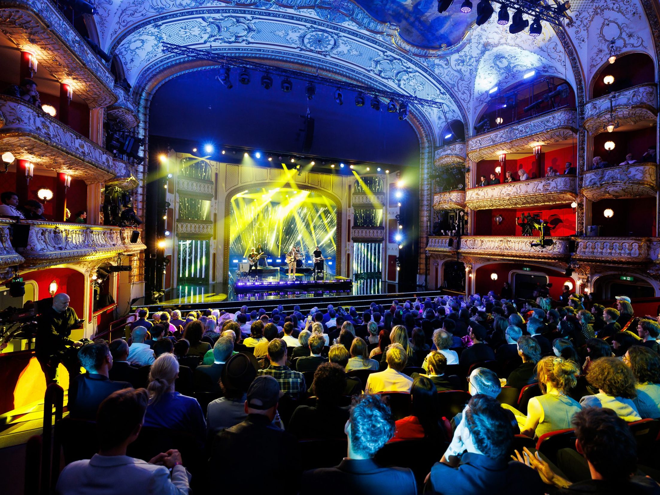 Conchita Wurst und Andi Knoll moderieren die Amadeus Awards. Conchita Wurst und Andi Knoll moderieren die Amadeus Awards.