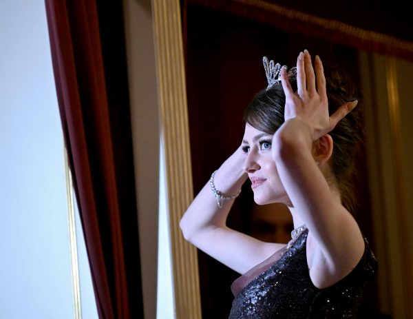 ABD0221_20250227 – WIEN – STERREICH: Leni Klum am Donnerstag, 27. Februar 2025, anlsslich des Opernballs in der Wiener Staatsoper. ++ WIR WEISEN AUSDRCKLICH DARAUF HIN, DASS EINE VERWENDUNG DES BILDES AUS MEDIEN- UND/ODER URHEBERRECHTLICHEN GRNDEN AUSSCHLIESSLICH IM ZUSAMMENHANG MIT DEM ANGEFHRTEN ZWECK UND REDAKTIONELL ERFOLGEN DARF – VOLLSTNDIGE COPYRIGHTNENNUNG VERPFLICHTEND ++. – FOTO: APA/ROLAND SCHLAGER