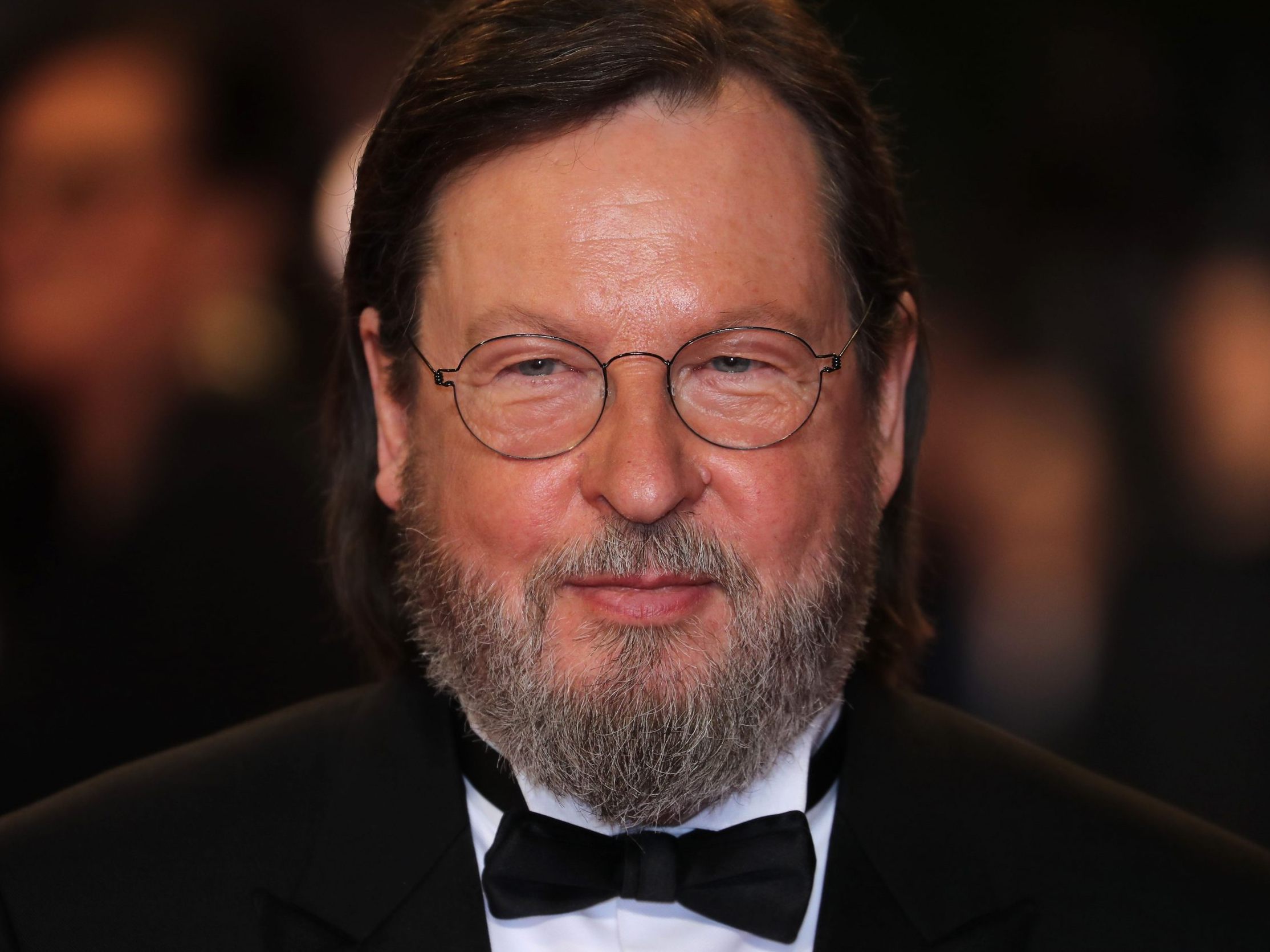 Lars von Trier erhält Hilfe von einem Pflegezentrum. Lars von Trier erhält Hilfe von einem Pflegezentrum.