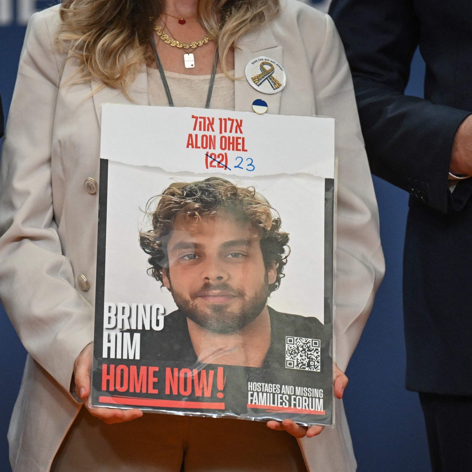 Idit Ohel hält ein Portrait ihres Sohnes in den Händen