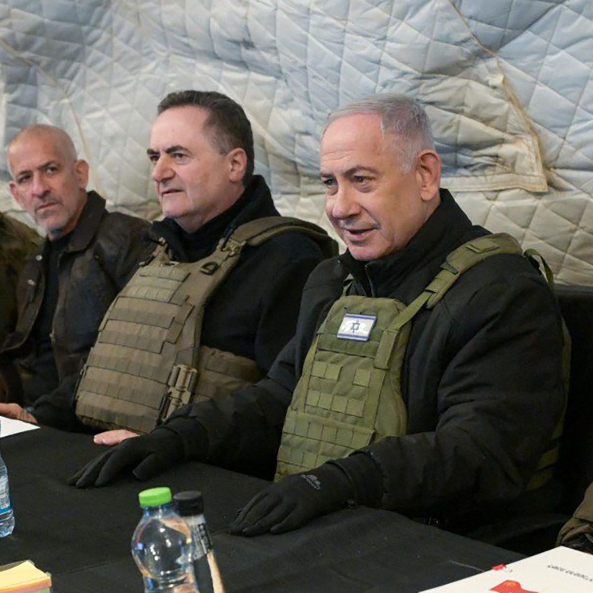 Premierminister Benjamin Netanyahu (mitte) und Minister Israel Katz (links)