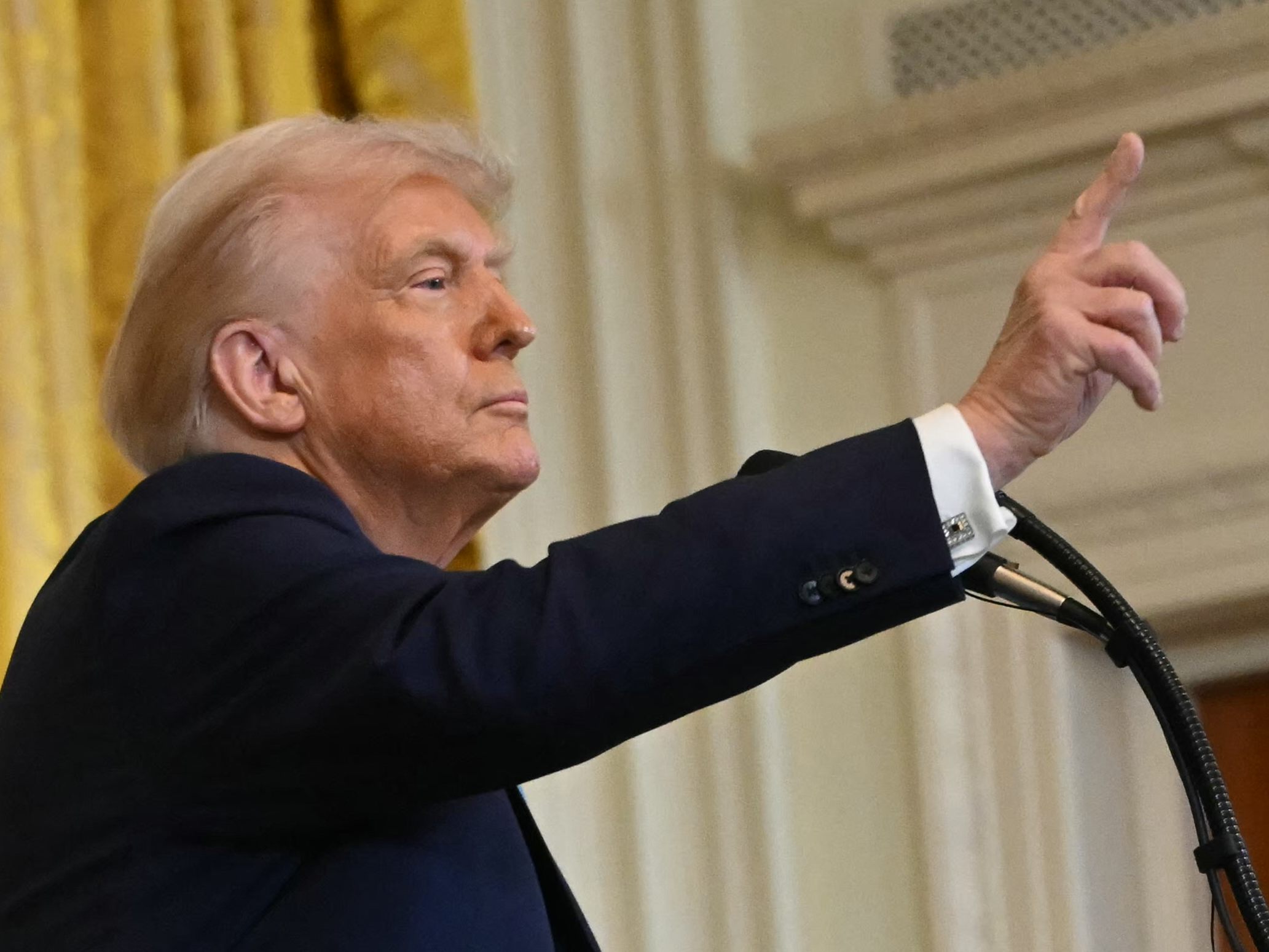 Trump unterzeichnete ein Dekret zum Verbot von Transfrauen im Damensport.