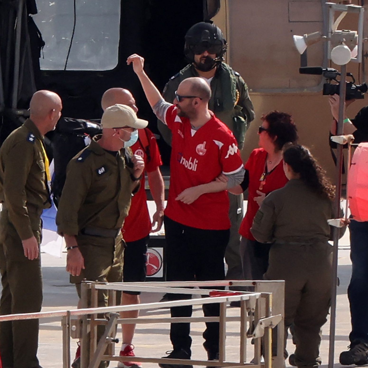 Der kürzlich freigelassene Yair Horn (Mitte in Rot), umgeben von Verwandten und Sicherheitskräften