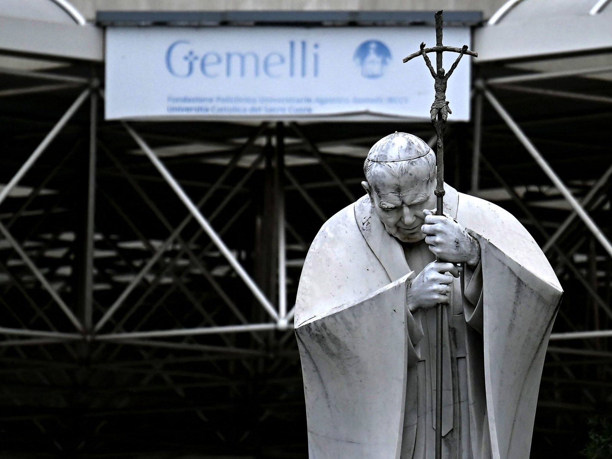 Papst Franziskus liegt weiter in der Gemelli-Klinik in Rom.