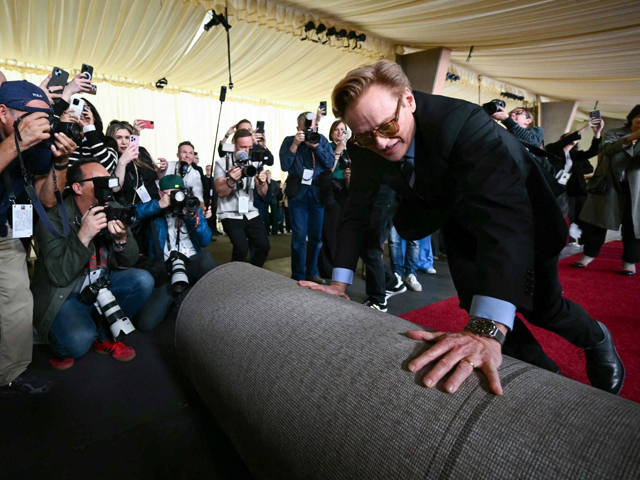 Oscar-Moderator Conan O'Brien beim Ausrollen des roten Teppichs. Oscar-Moderator Conan O'Brien beim Ausrollen des roten Teppichs.