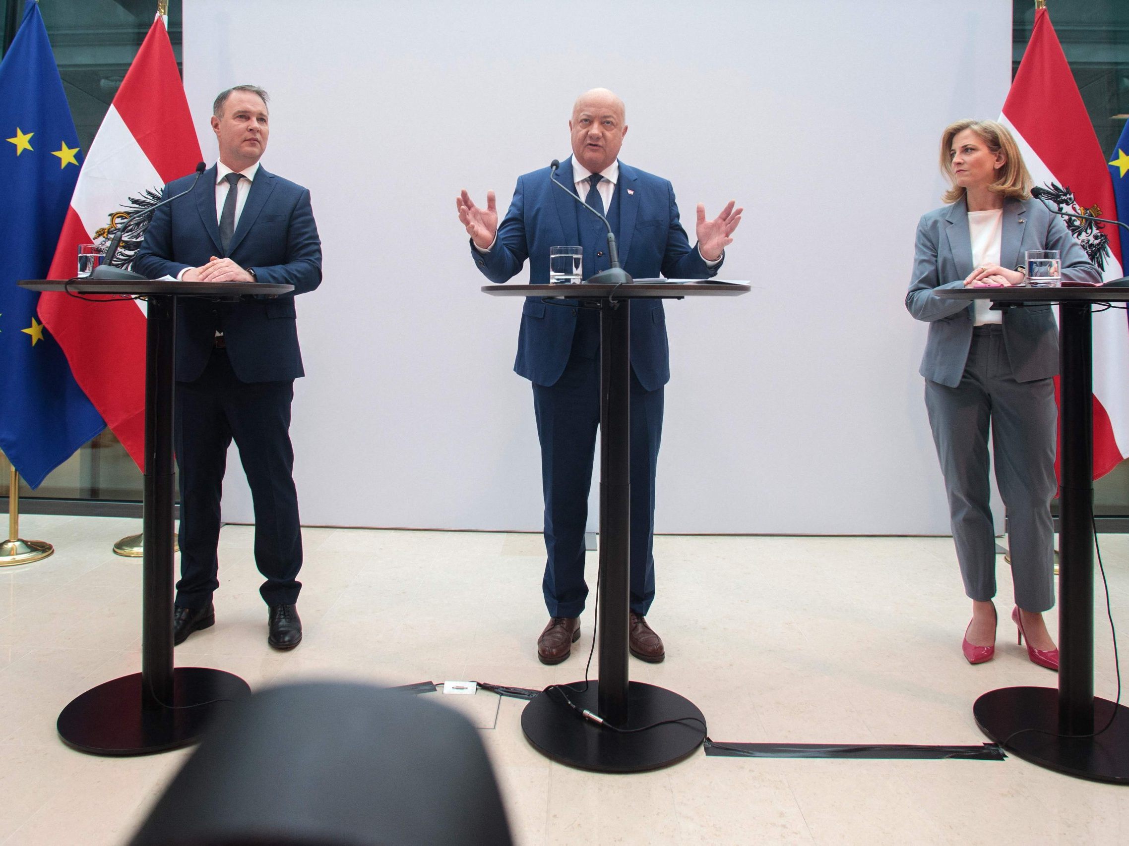ÖVP und SPÖ besetzen je sechs Ministerämter, die NEOS erhalten zwei. ÖVP und SPÖ besetzen je sechs Ministerämter, die NEOS erhalten zwei.