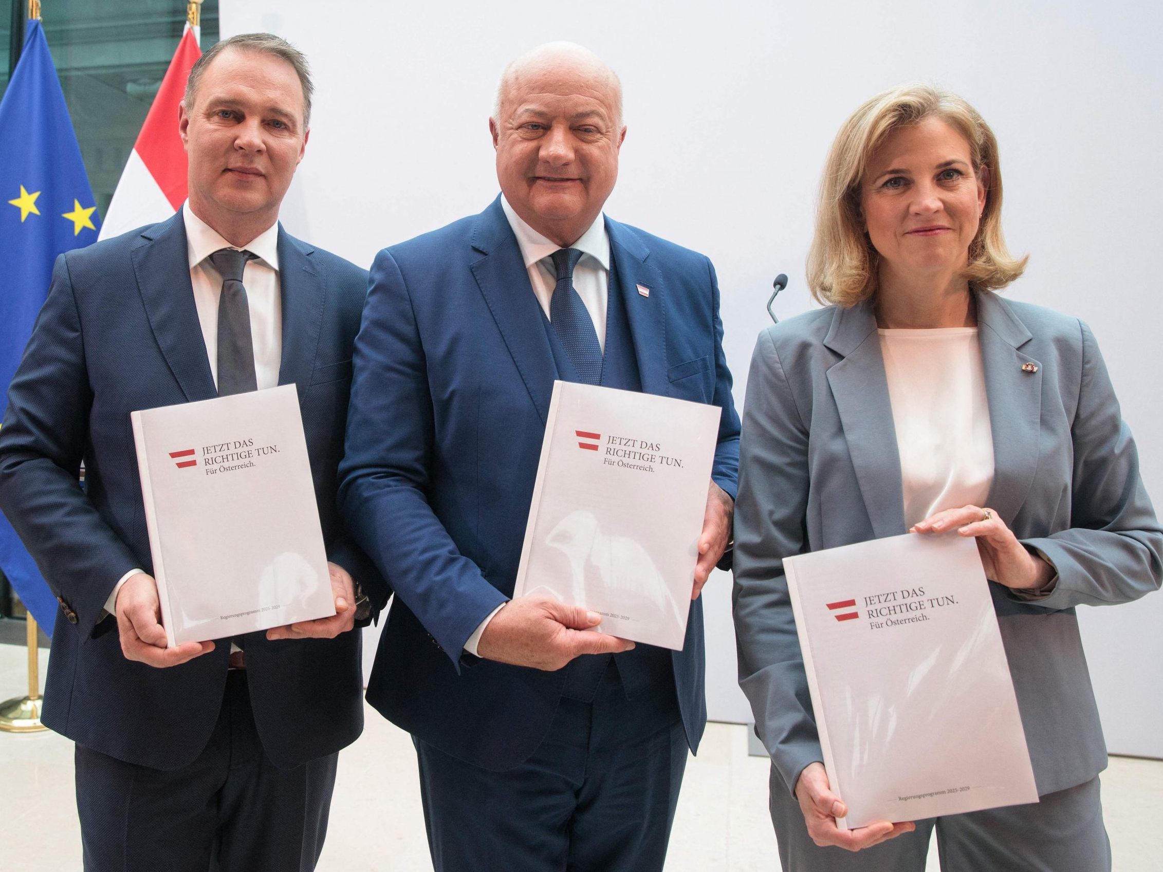 Die Angelobung der Koalition ist wohl am Montag. Die Angelobung der Koalition ist wohl am Montag.