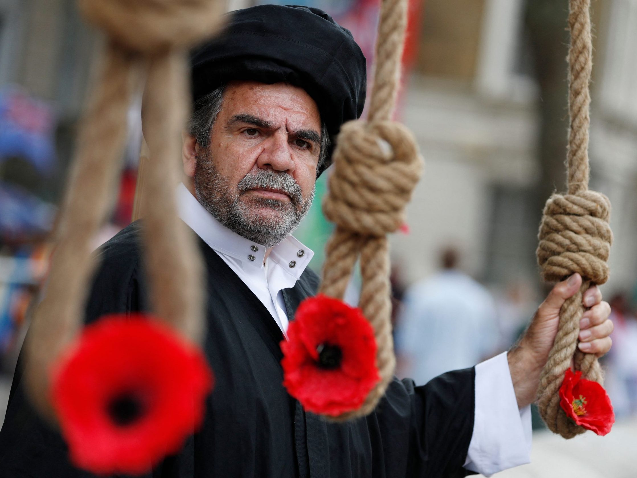 Ein Demonstrant hält während einer von Unterstützern des nationalen Widerstandsrats Iran (NCRI) organisierten Kundgebung gegen den Präsidenten eine Schlinge in den Händen Ein Demonstrant hält während einer von Unterstützern des nationalen Widerstandsrats Iran (NCRI) organisierten Kundgebung gegen den Präsidenten eine Schlinge in den Händen
