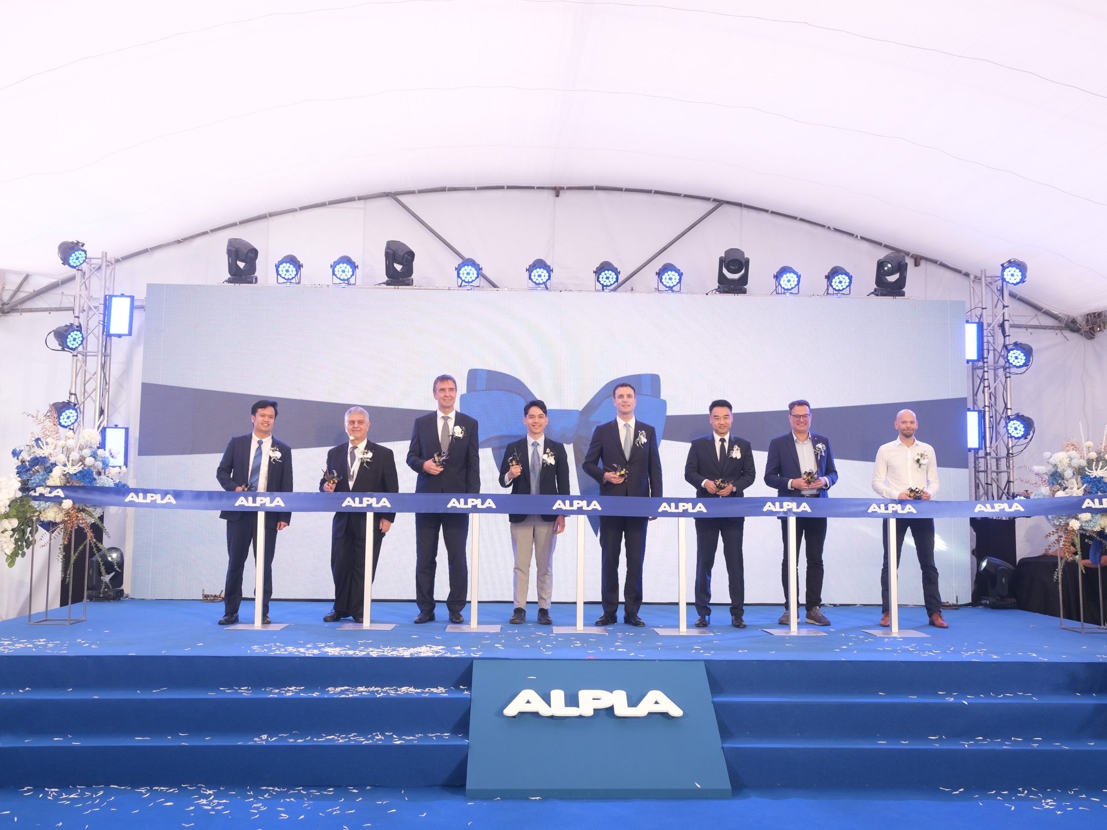 Bei der Eröffnung des neuen ALPLA Werks in Chachoengsao (von links): Issares Charuwonsathid (ALPLA Head of TC Bangkok & Business Development), Wilhelm M. Donko (Österreichischer Botschafter), Roland Wallner (ALPLA Managing Director Region Asia Pacific), Pongpol Yodmuangcharoen (Secretary to the Minister of Industry), Philipp Lehner (ALPLA CEO), Daniel Qiu (ALPLA General Manager Thailand), Michael Friedl (Wirtschaftskammer Österreich) und Andreas Tabor (ALPLA Operation Manager). Bei der Eröffnung des neuen ALPLA Werks in Chachoengsao (von links): Issares Charuwonsathid (ALPLA Head of TC Bangkok & Business Development), Wilhelm M. Donko (Österreichischer Botschafter), Roland Wallner (ALPLA Managing Director Region Asia Pacific), Pongpol Yodmuangcharoen (Secretary to the Minister of Industry), Philipp Lehner (ALPLA CEO), Daniel Qiu (ALPLA General Manager Thailand), Michael Friedl (Wirtschaftskammer Österreich) und Andreas Tabor (ALPLA Operation Manager).