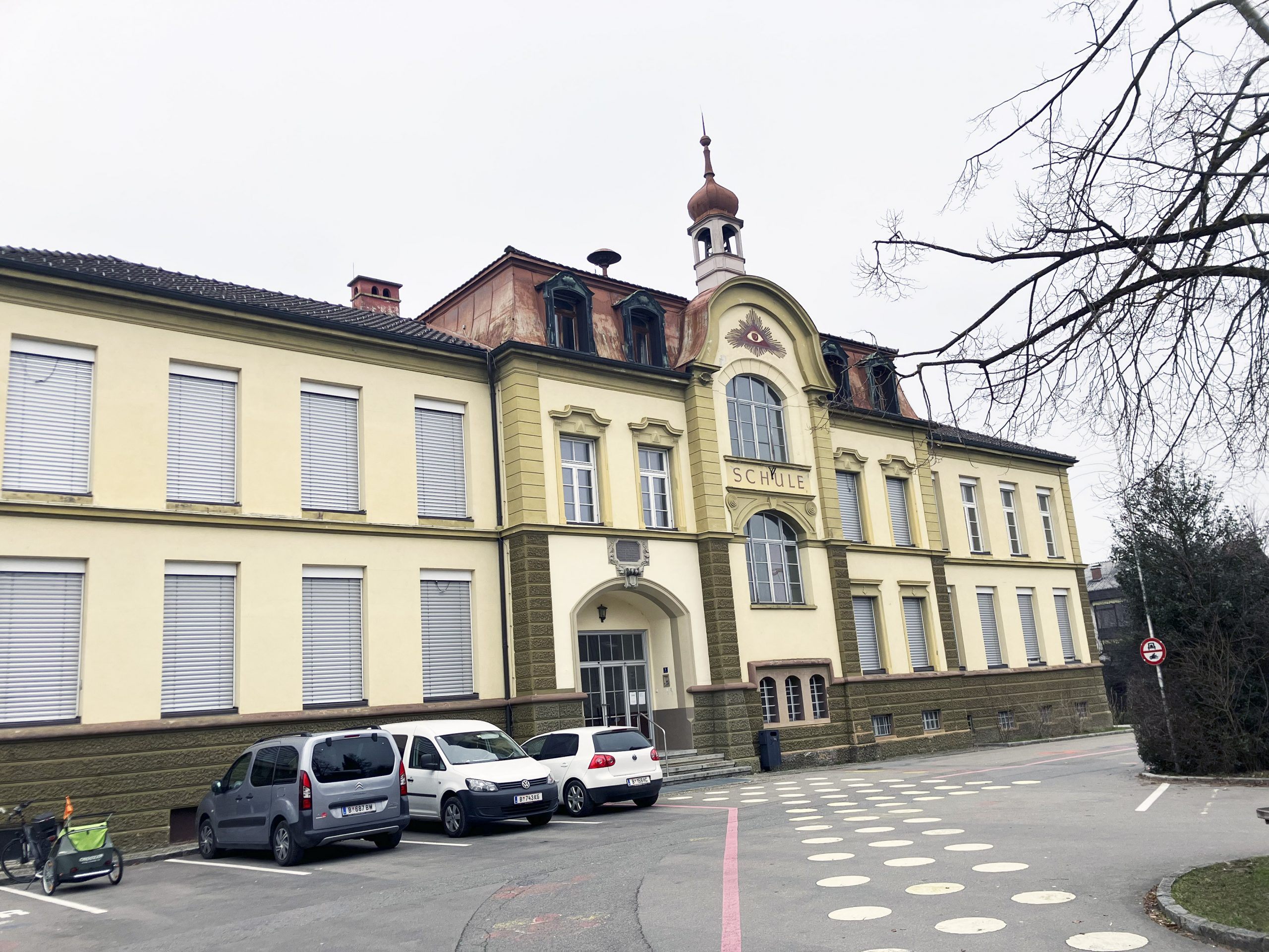 Das 1908 errichte Schulhaus Markt wird als neuer Standort von Musikschule und Bürgermusik geprüft.