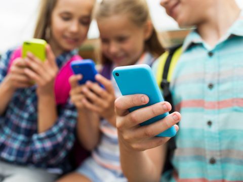 Auch Elternvertreter fordern nun ein Handyverbot an Pflichtschulen.