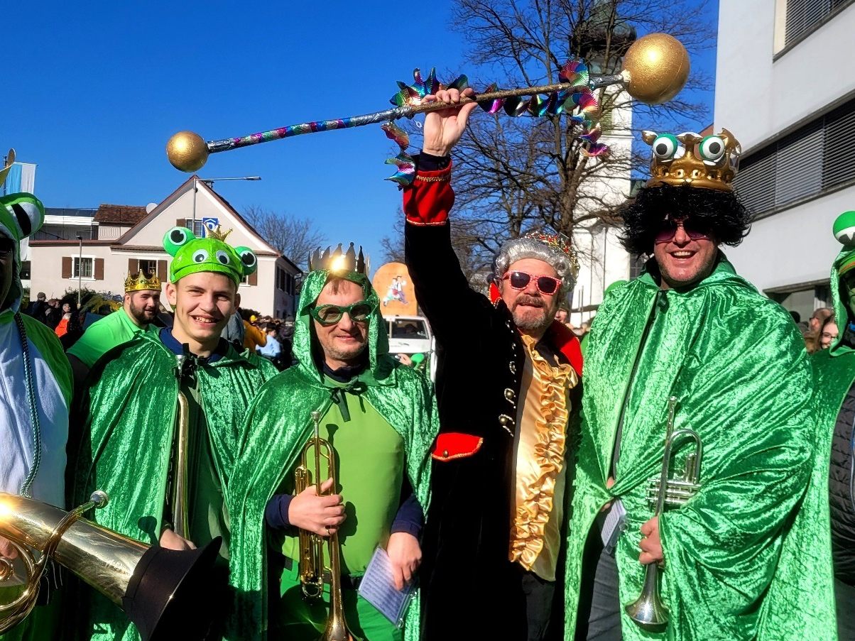 Dabei sein und mitmachen lautet die Devise für Jung und Alt beim internationalen Lochauer Faschingsumzug. Der Musikverein Lochau als märchenhafte Froschkönige marschiert voran. Ore, Ore! Dabei sein und mitmachen lautet die Devise für Jung und Alt beim internationalen Lochauer Faschingsumzug. Der Musikverein Lochau als märchenhafte Froschkönige marschiert voran. Ore, Ore!