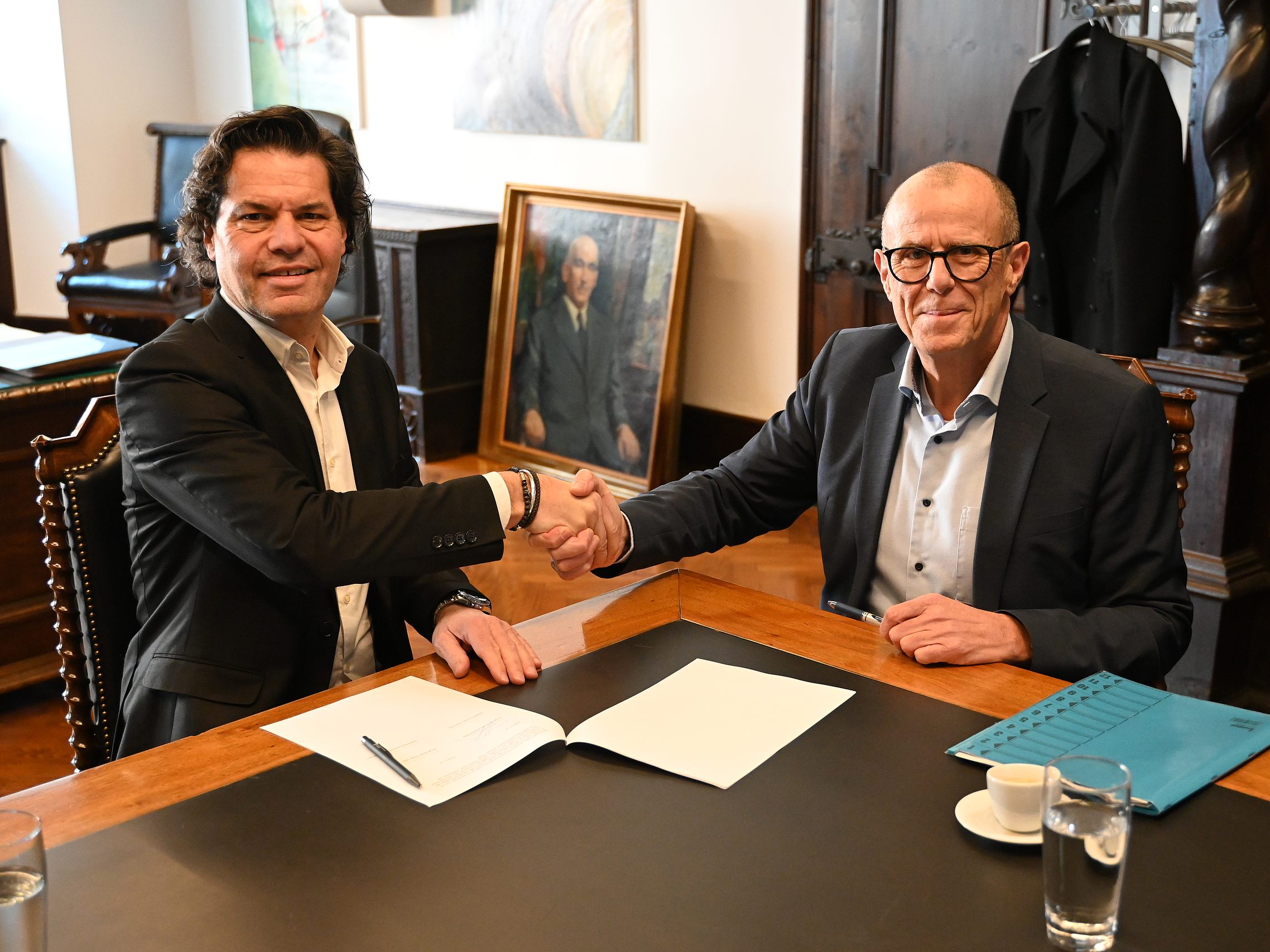Bürgermeister Manfred Rädler und Bürgermeister Walter Gohm bei der Vertragsunterzeichnung