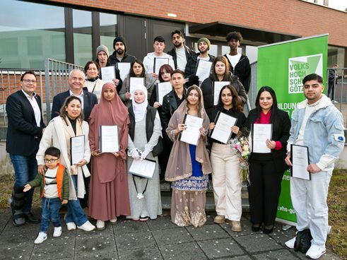 Pflichtschulabschluss - Zeugnisfeier an der Volkshochschule Götzis am 05.02.2025 - Die erfolgreichen Absolventen freuen sich über die Zeugnisse.