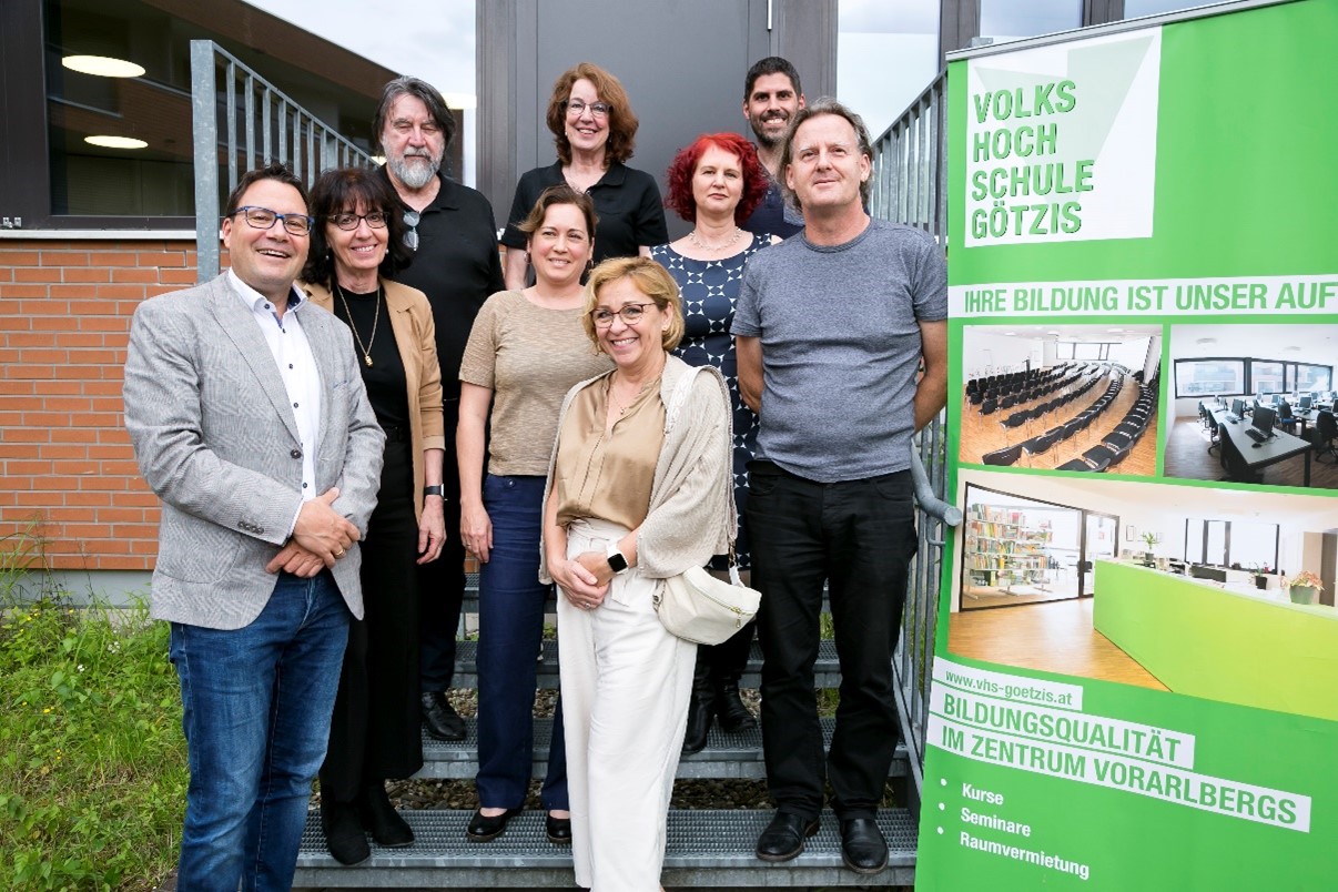 Pflichtschulabschluss - Zeugnisfeier an der Volkshochschule Götzis – Das Team der Leh-renden im Pflichtschulabschlusslehrgang der VHS Götzis