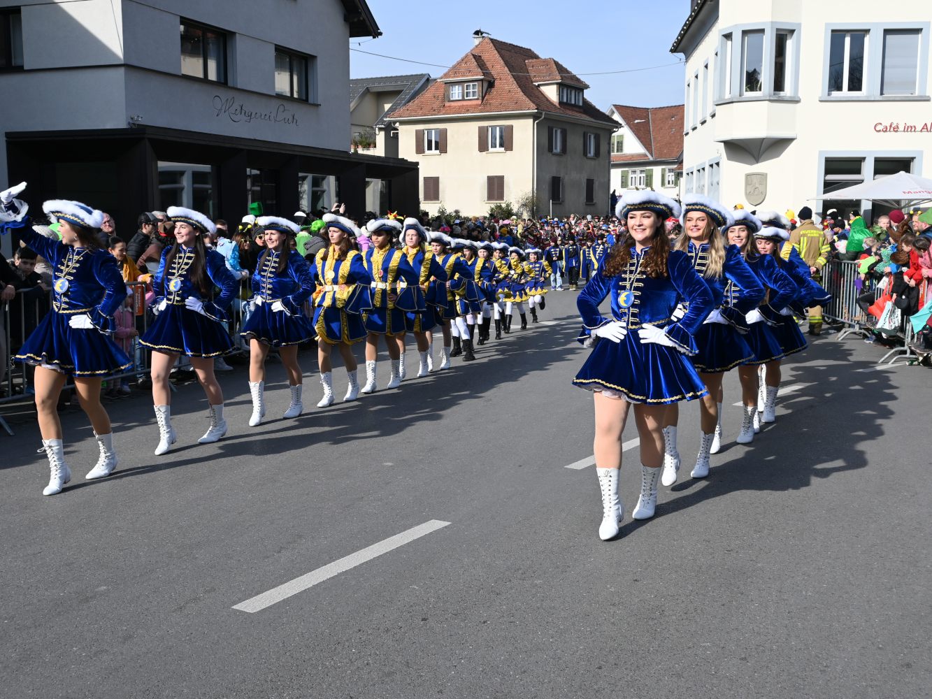 An der Spitze des Umzuges die Gardemädchen der Hardar Mufängar.
