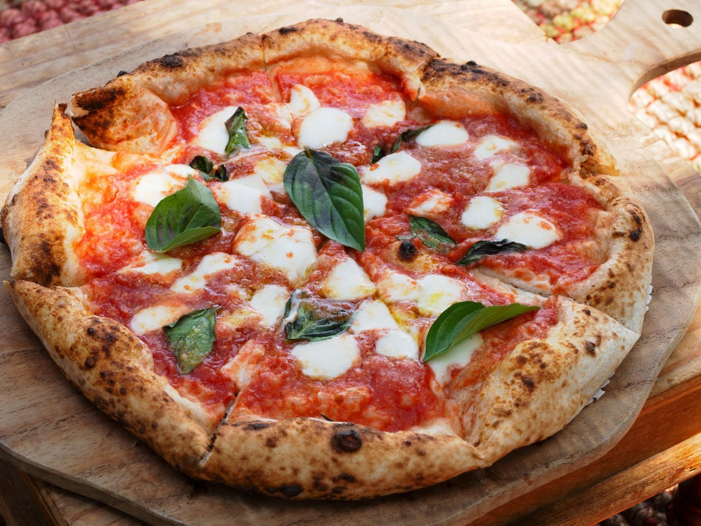 foodora bietet eine breite Palette an Pizzavariationen zu angemessenen Preisen.