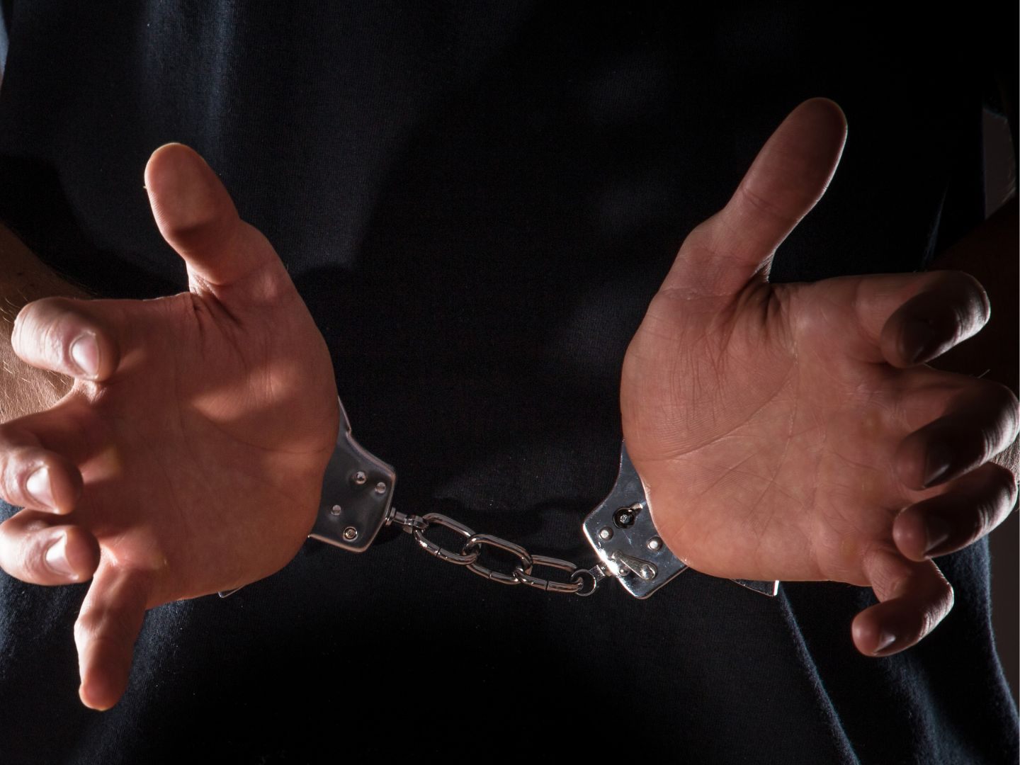 Für drei Burschen klickten die Handschellen. Für drei Burschen klickten die Handschellen.