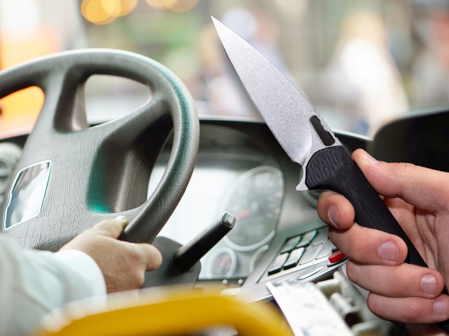 Der Lenker, der mit einem Messer bedroht wurde, erlittt einen Schock.