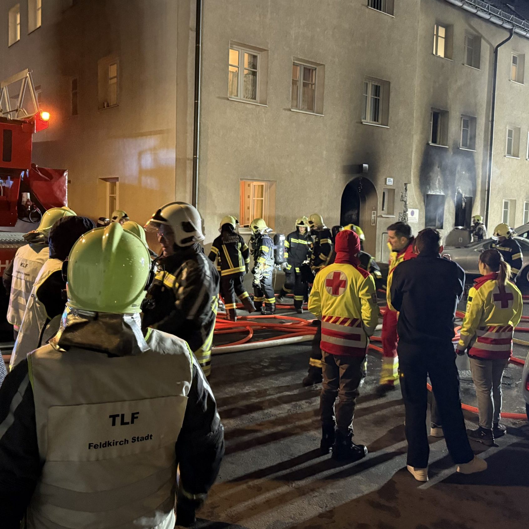 Brand in Wohnung von Mehrparteienhaus - Brandursache noch unklar.