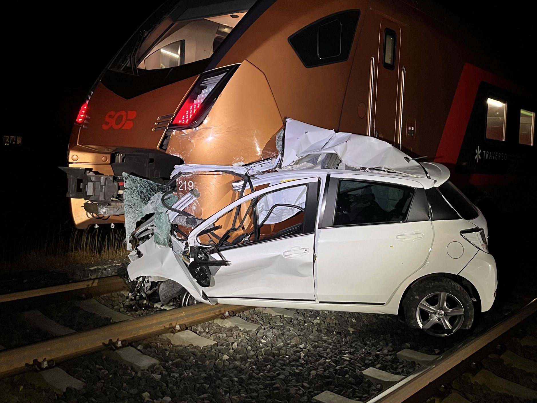 Buchs: Zug prallt in Auto.